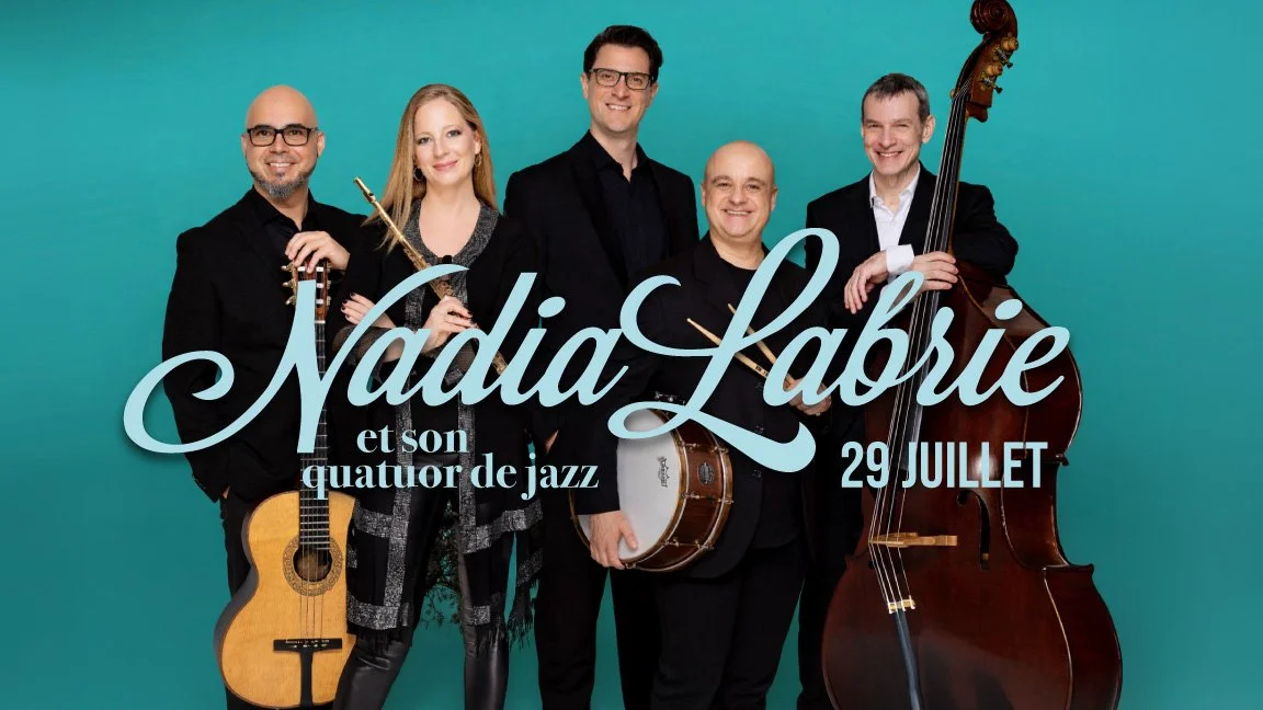Un groupe de cinq musiciens avec des instruments de musique, posant contre un fond turquoise, annonçant un concert de Nadia Labrie et son quatuor de jazz le 29 juillet.