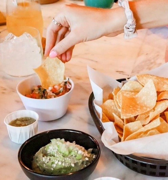Crafted cocktails and Chips|Salsa happen to pair perfectly with Friday at 
@cptaqueria 💙