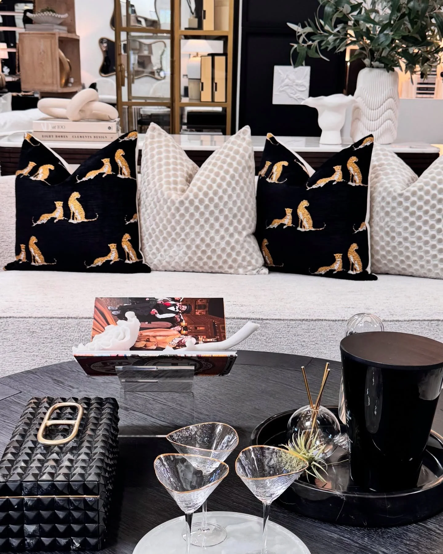Our newest pillows just arrived! Designed to layer, mix, and make a statement ✨Come in and see the collections #shoplondonpierce 

#interiordesign #interiordesigner #scottsdale #scottsdaledesigner #scottsdaleshowroom #scottsdalefurnitureshowroom #lux