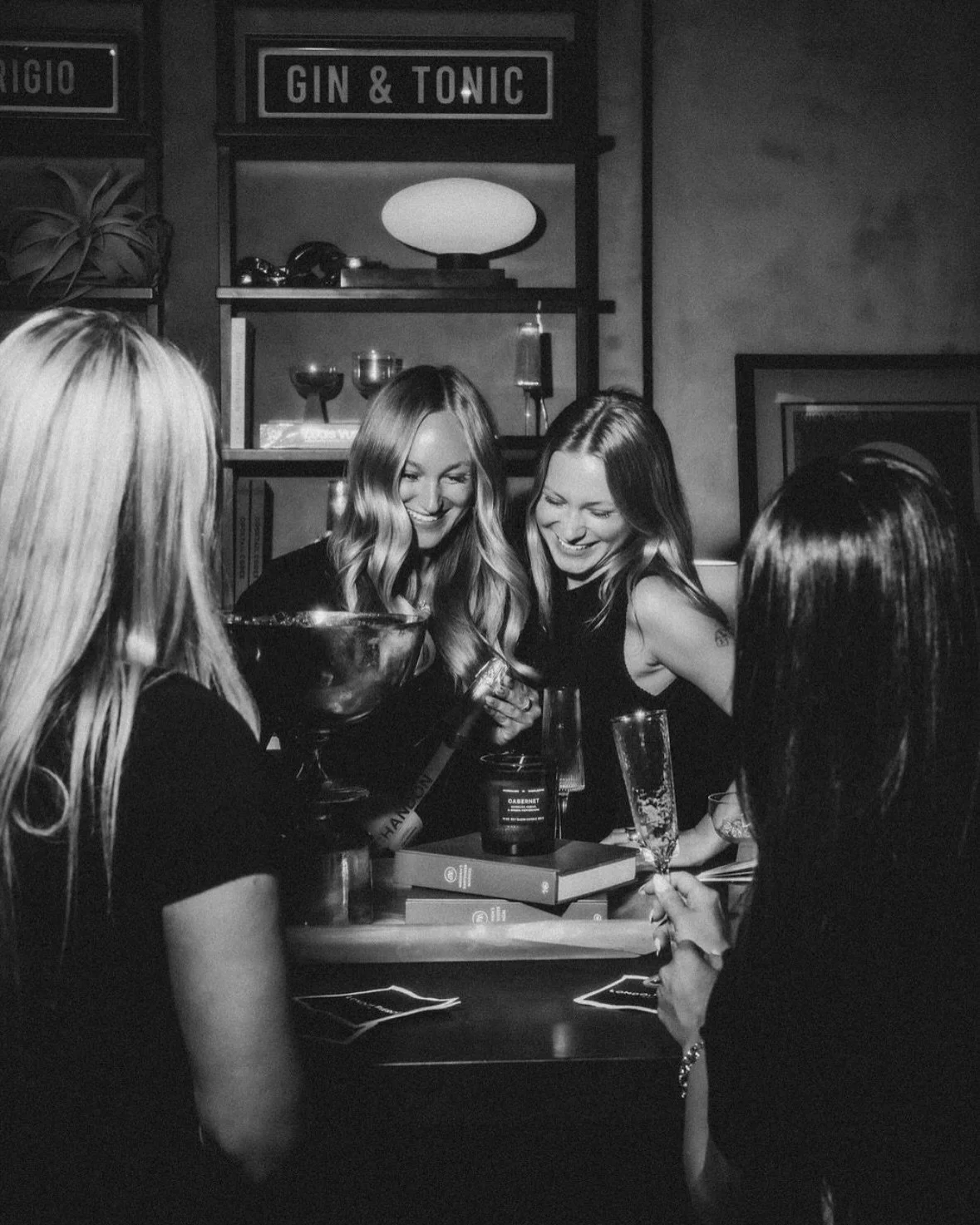 Weekend vibes chilled to perfection 🥂🍾 Come in and experience the world of London Pierce ✨ #shoplondonpierce 
Photography: @ty.gunner 

#interiordesign #scottsdaledesigner #scottsdalefurnitureshowroom #scottsdale  #luxurylifestyle #designer