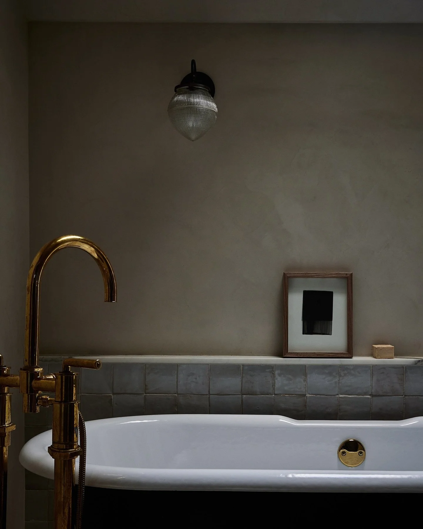 Primary bath from our Bahamas home, shot by @katesjordan, styled by @britt_albert, seen in @archdigest. 

#laurennelsondesign #bahamasproject #bathroom #renovation #plaster #stone