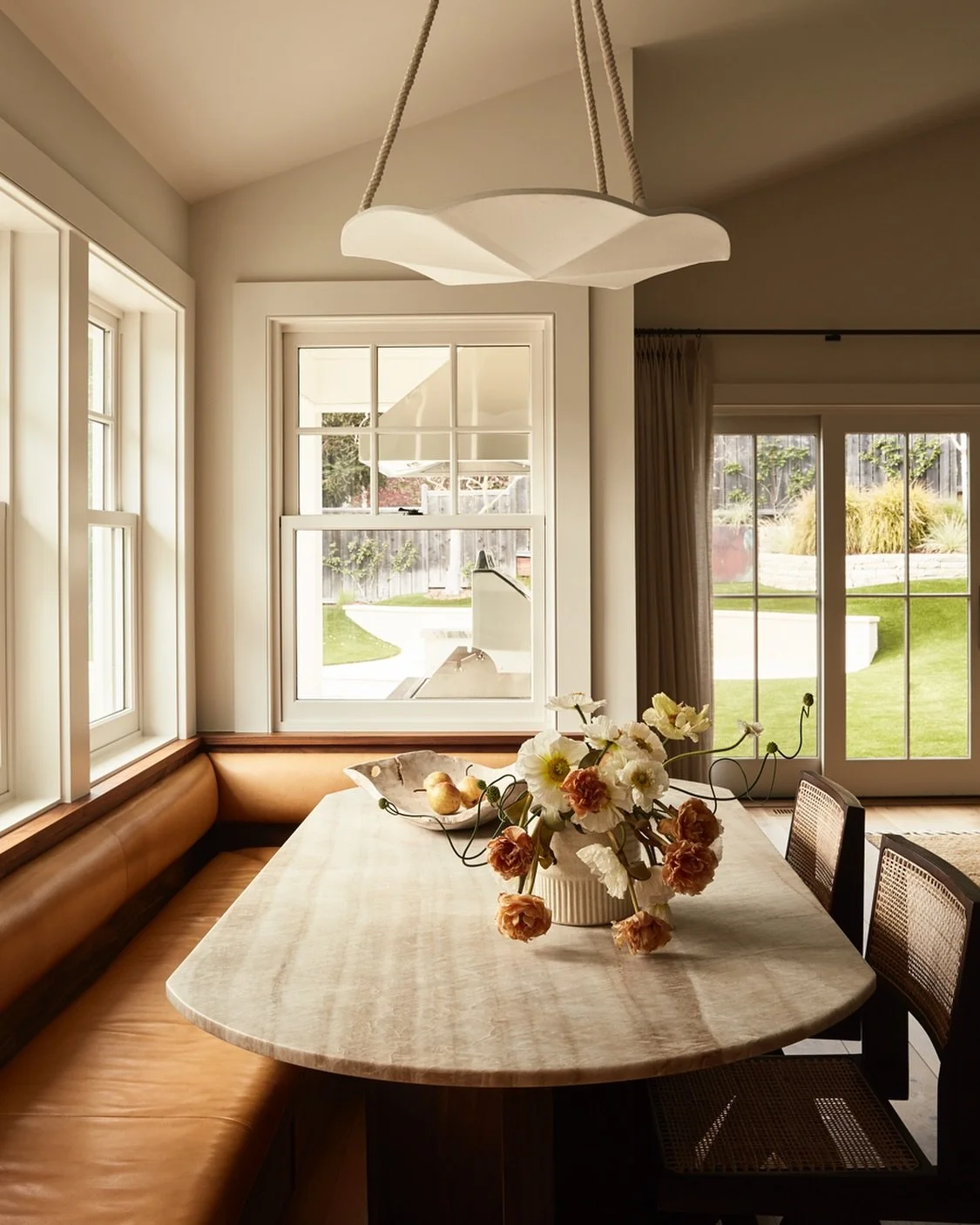 We love a good breakfast nook.  #laurennelsondesign 

Design: @lauren_nelson_design @meredithfdunn 
Photo: @sethsmoot 
Styling: @kendrasmoot 
Seen in: @vogueliving