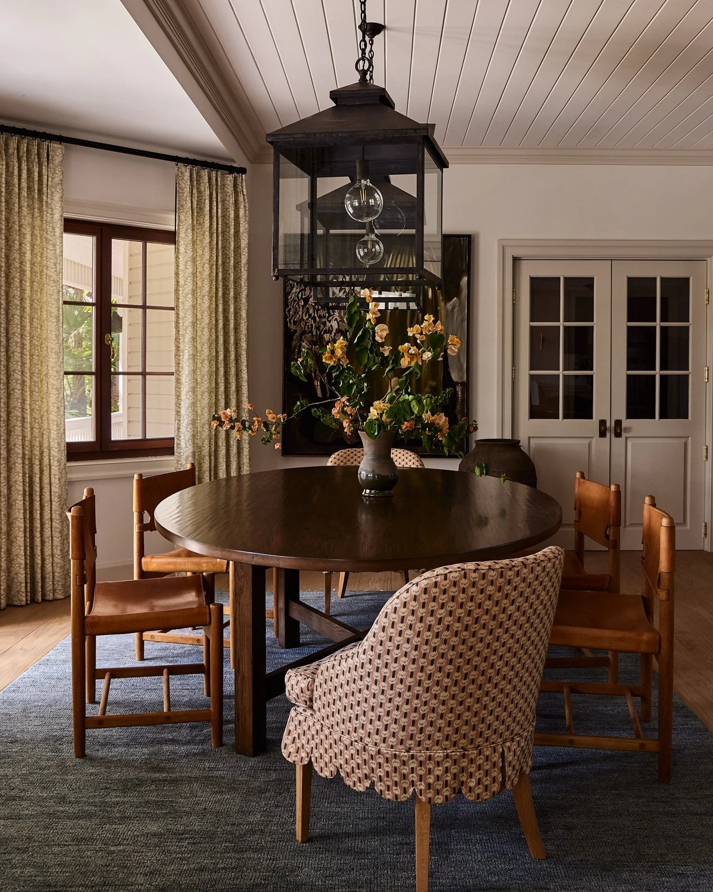 Dining room from our Bahamas project. 

Design: @lauren_nelson_design 
Photos: @katesjordan 
Styling: @britt_albert