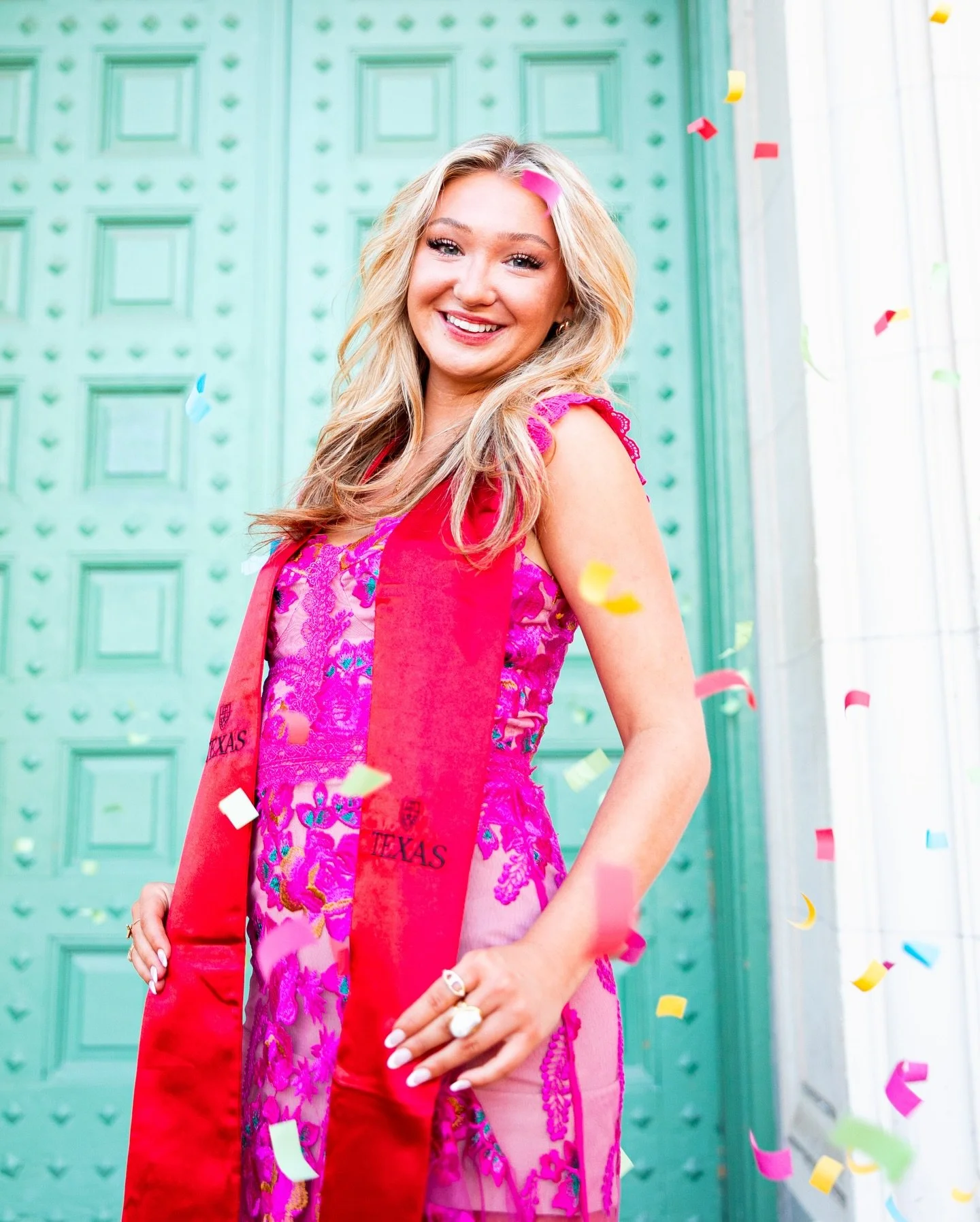 DM ME TO TAKE SENIOR PHOTOS PLS I NEED MONEY 😗😗