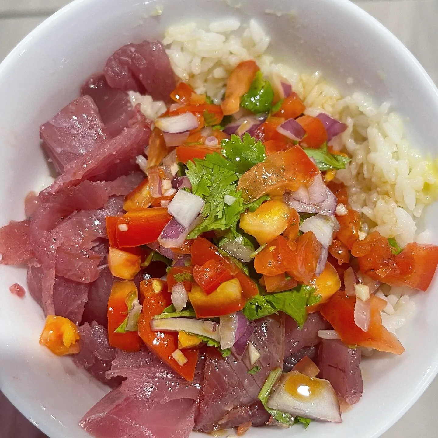 @officialgianmusic caught me some fresh tuna today so we made poke bowls 🍣. I haven&rsquo;t ever been a big sushi fan but I&rsquo;m very into raw tuna especially when paired with salsa. I plan on eating this every day for the next few weeks 😍
