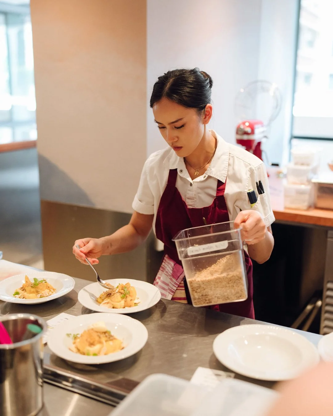 Hands at work.

Flavours in season.

The menu moves, but the care stays the same.