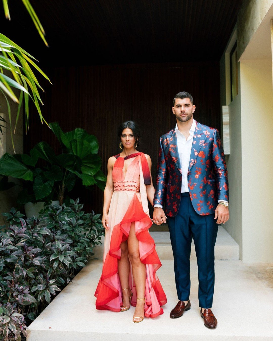 This couple opted for an all-inclusive celebration, showcasing stunning attire to break from tradition and make a statement at their weight-friendly gathering. 

Couple: @angepugh @justinpugh67 
Planner: @westgateevents @Cslundahl
Venue: @rwmayakoba
