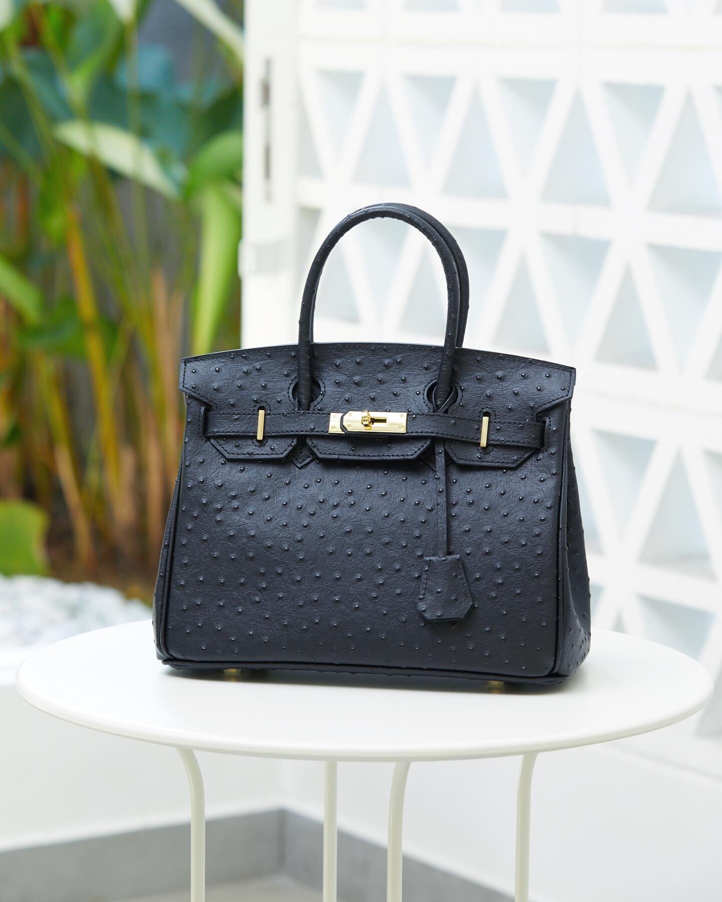 BRIALLE OSTRICH

Exterior:
Genuine Calf Leather in
Ostrich embossed
-
Interior:
PU/canvas lining
-
Hardware:
Gold plated metal hardware
-
Comes with a detachable long leather strap
-
Measurements:
Size 25 x 14 x 19cm
Price: RM590.00
-
Size: 30 x 17 x