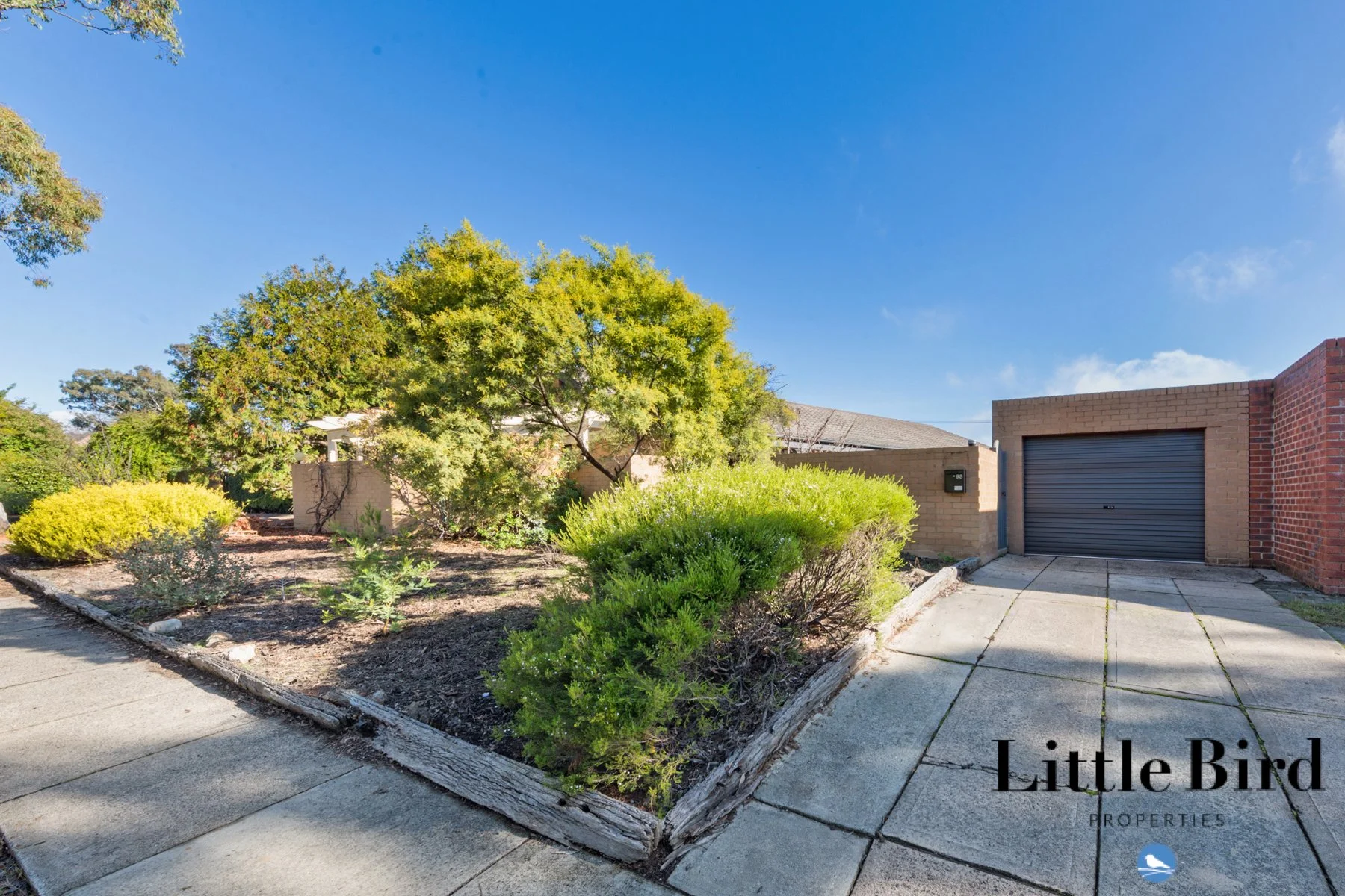 98 Namatjira Dr Stirling_1.jpg