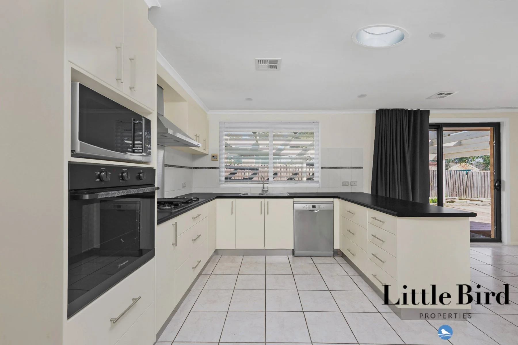 98 Namatjira Dr Stirling_9.jpg