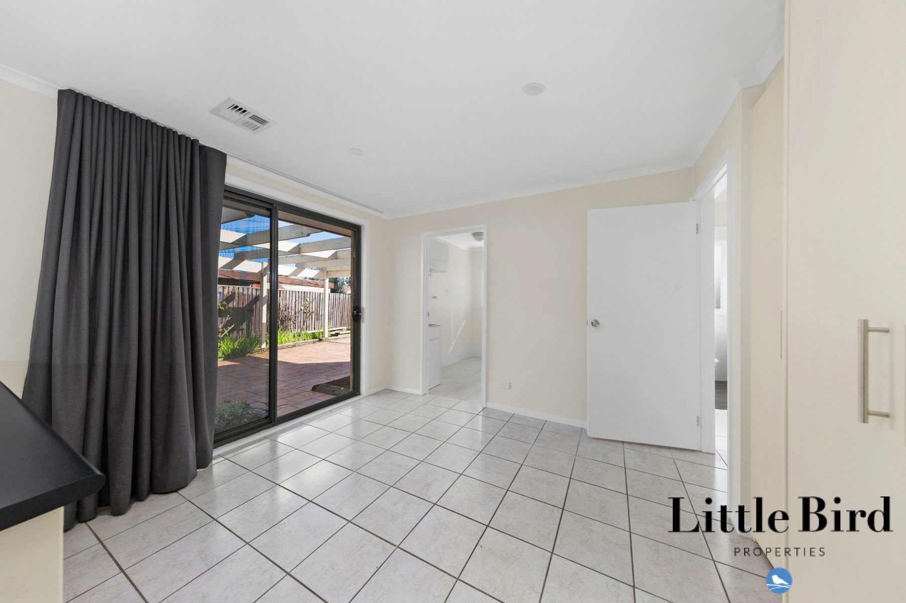 98 Namatjira Dr Stirling_11.jpg