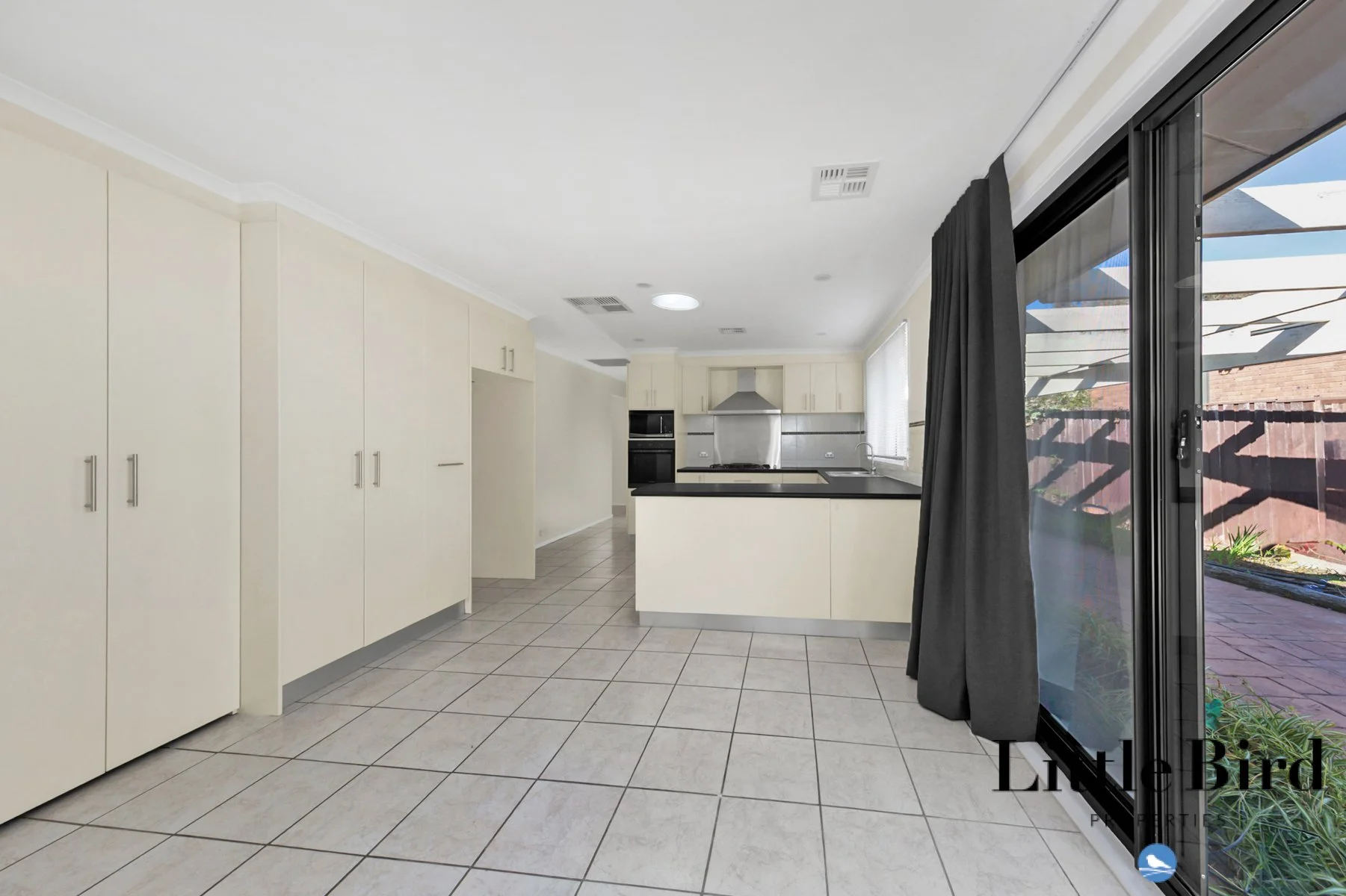 98 Namatjira Dr Stirling_12.jpg