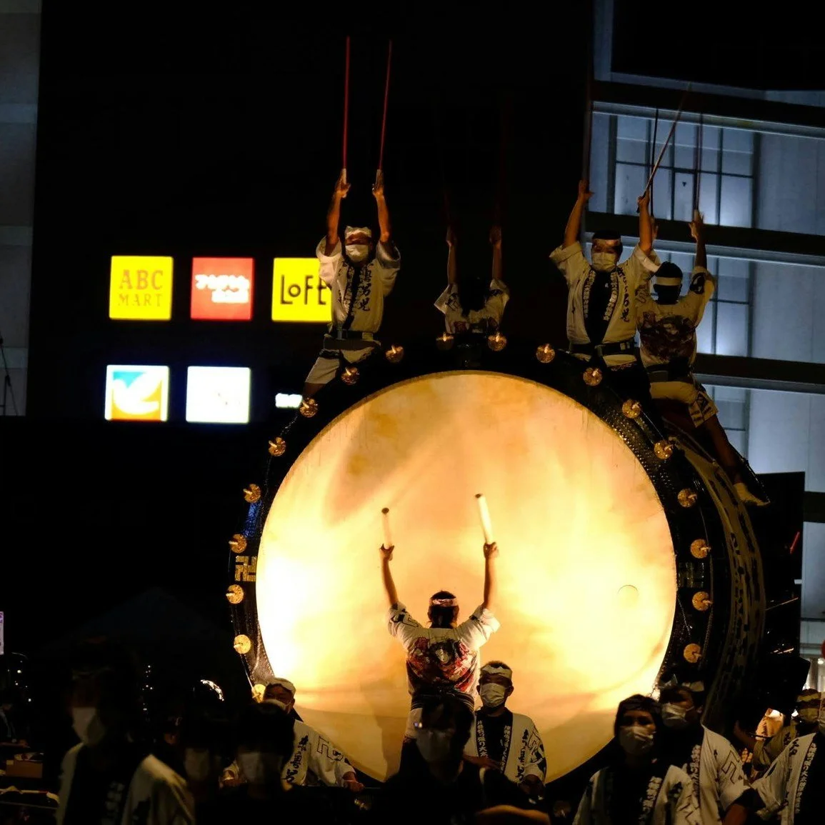 🏮🎆🇯🇵 Summer in Japan is a vibrant celebration of culture and tradition.

From the energetic parades of the Gion Matsuri to the stunning illuminated floats of the Aomori Nebuta Festival, there's a festival for everyone.

Let's plan your summer get