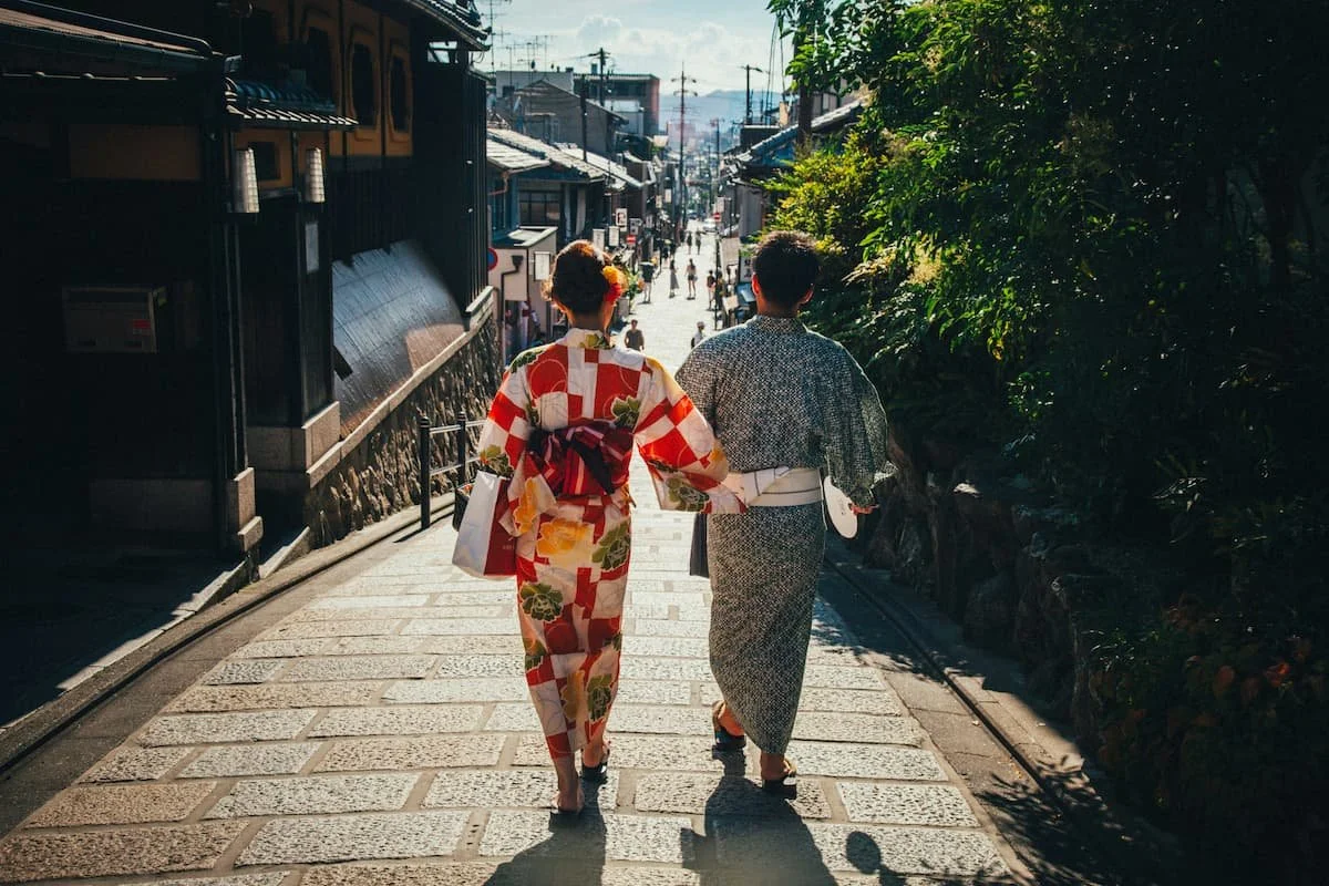 couple in kimono gion kyoto