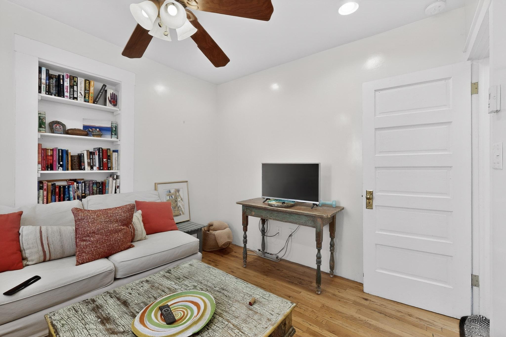 41-3D-Casas-723-Gildersleeve-St-Unit-C-12192025_075254.jpg