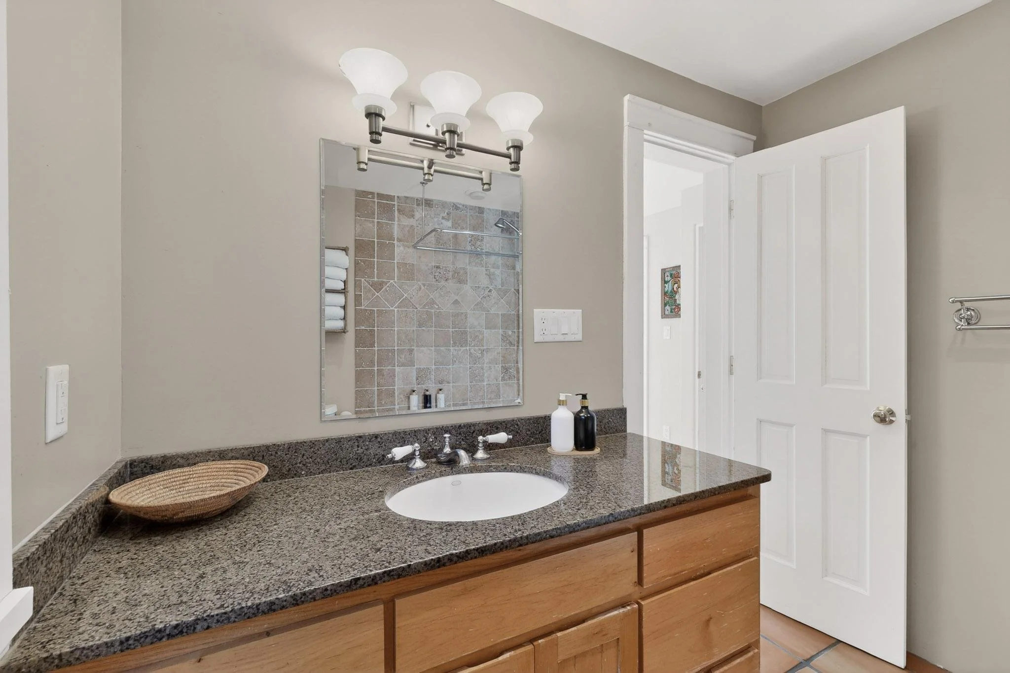 33-3D-Casas-723-Gildersleeve-St-Unit-C-12192025_074833.jpg