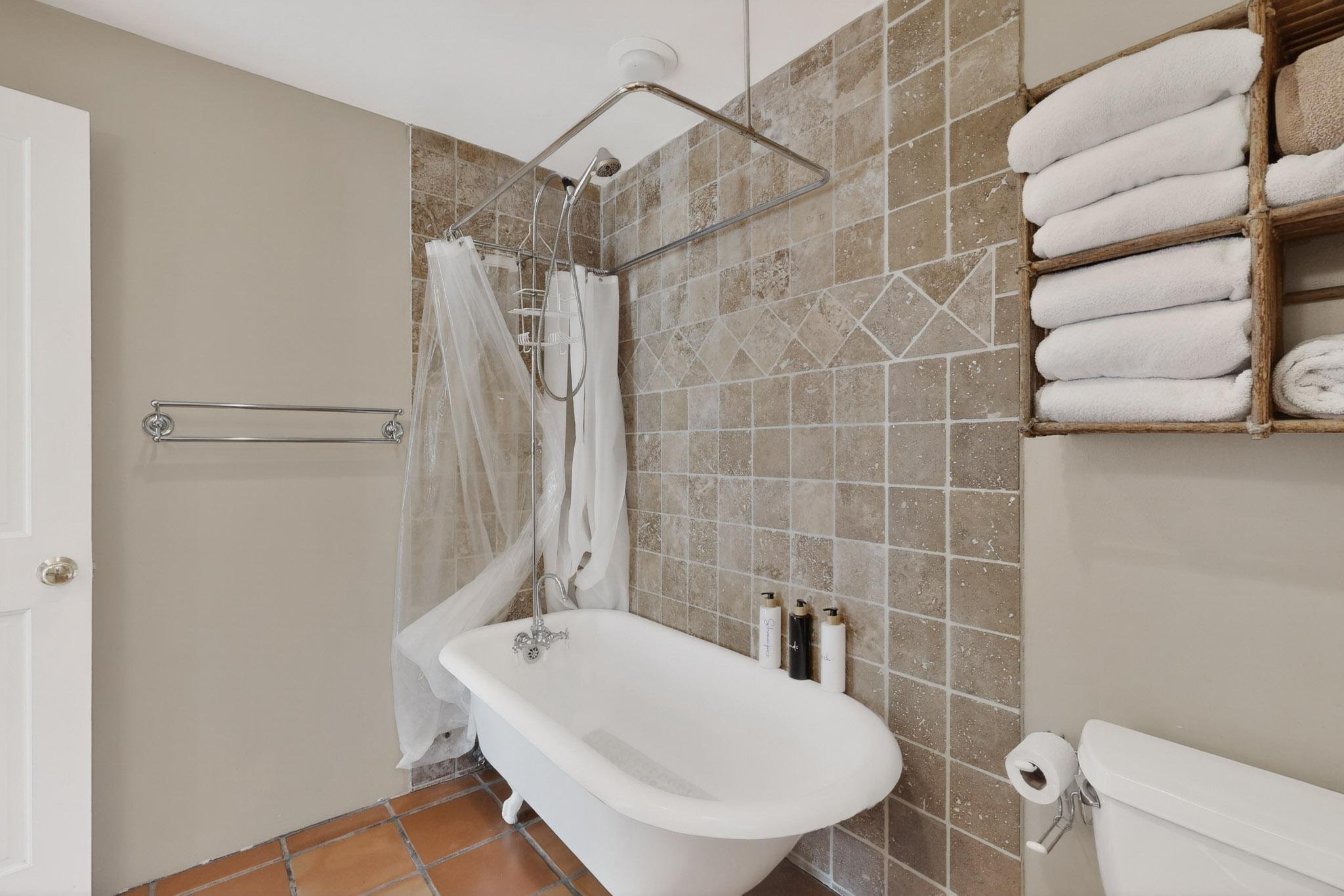 35-3D-Casas-723-Gildersleeve-St-Unit-C-12192025_074945.jpg