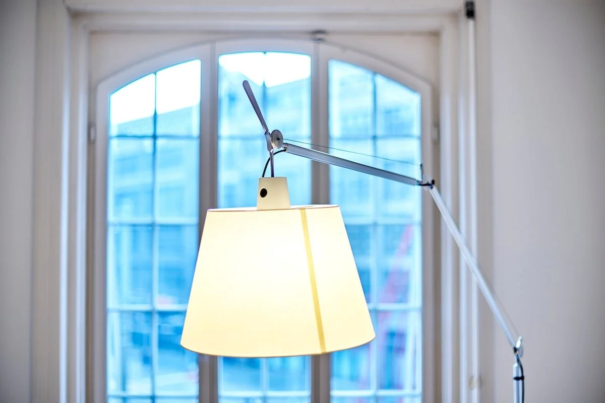 Lampenschirm vor Fenster