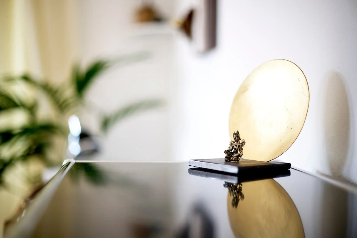 Buddha mit goldenem Hintergrund