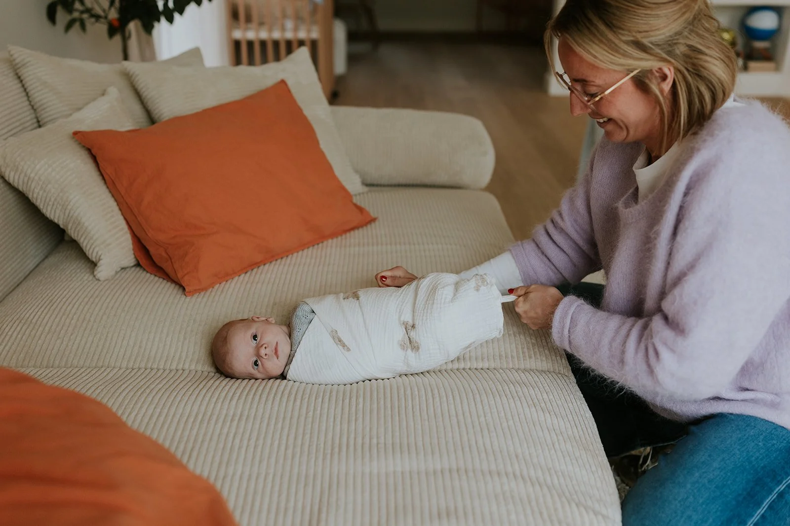Nele geeft uitleg over de ligging van de baby  in de baarmoeder