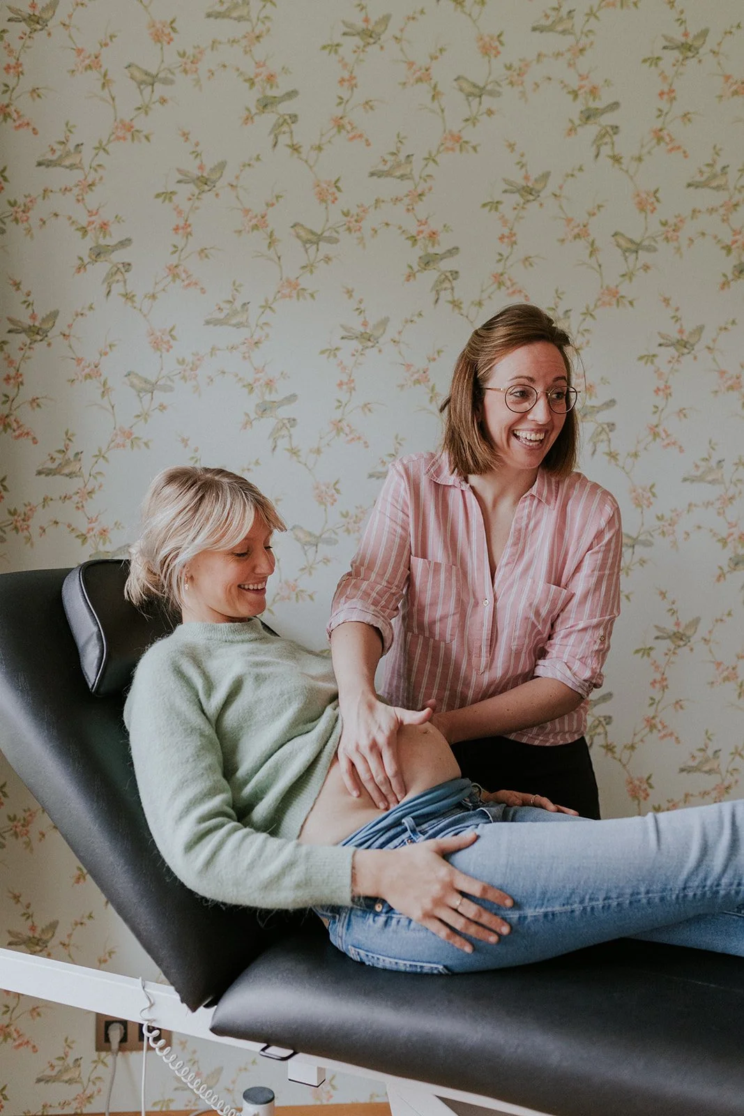 zwangere-vrouw-bij-vroedvrouw.jpg