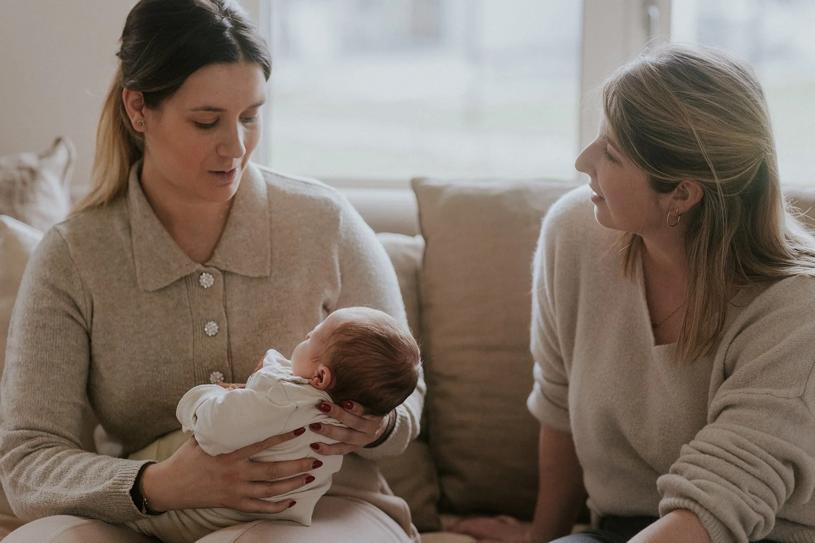 Lien zit in een zetel en geeft uitleg aan een kersverse mama