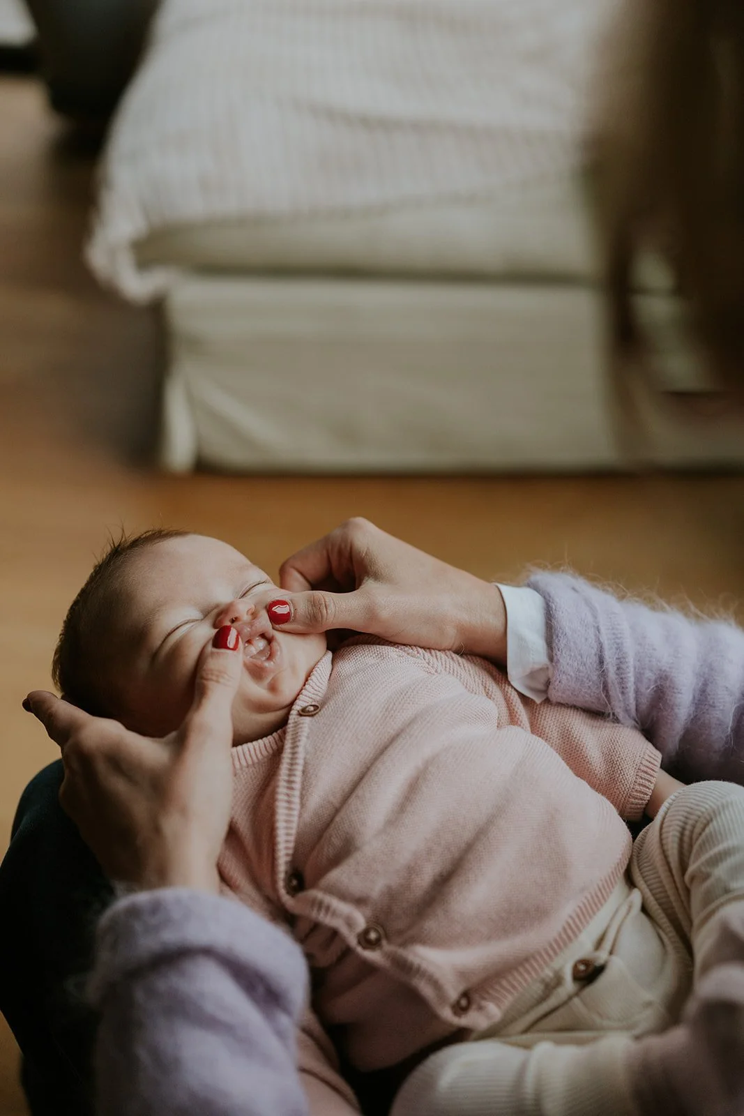 roedvrouw-controleert-baby.jpg