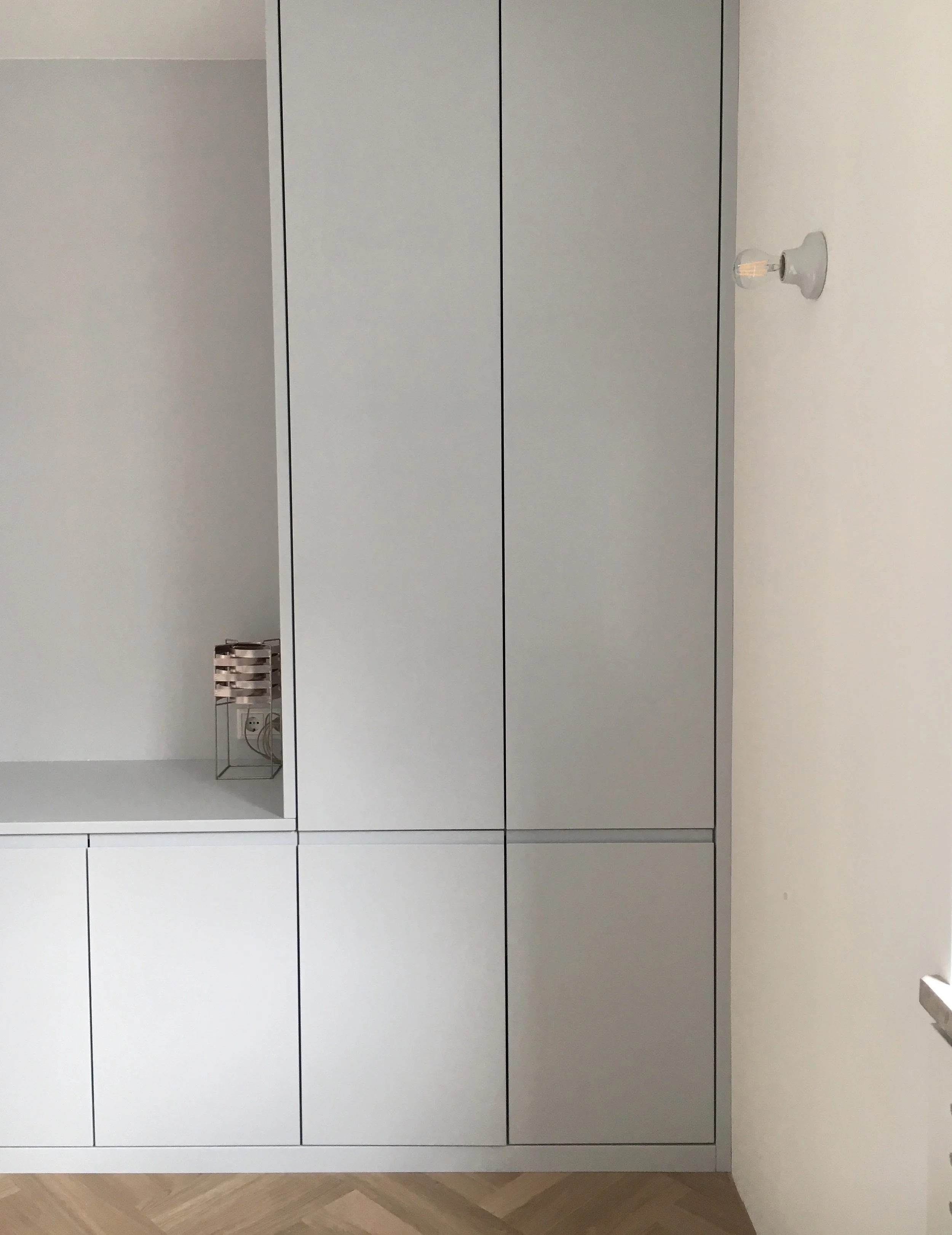Dressing sur mesure bleu-gris clair toute hauteur, avec un bureau sur mesure à gauche