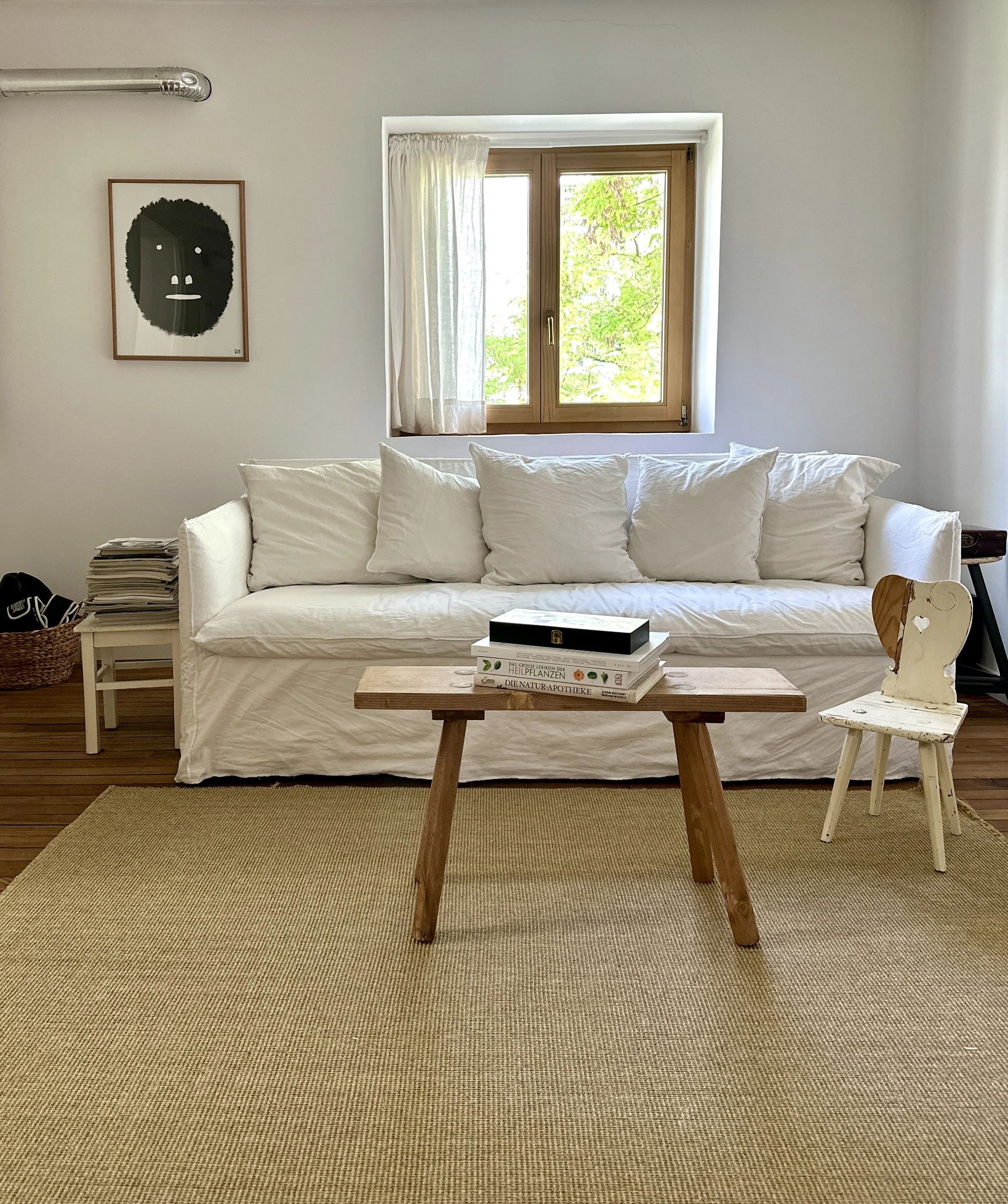 Salon lumineux : canapé en lin, tapis naturel et table basse en bois