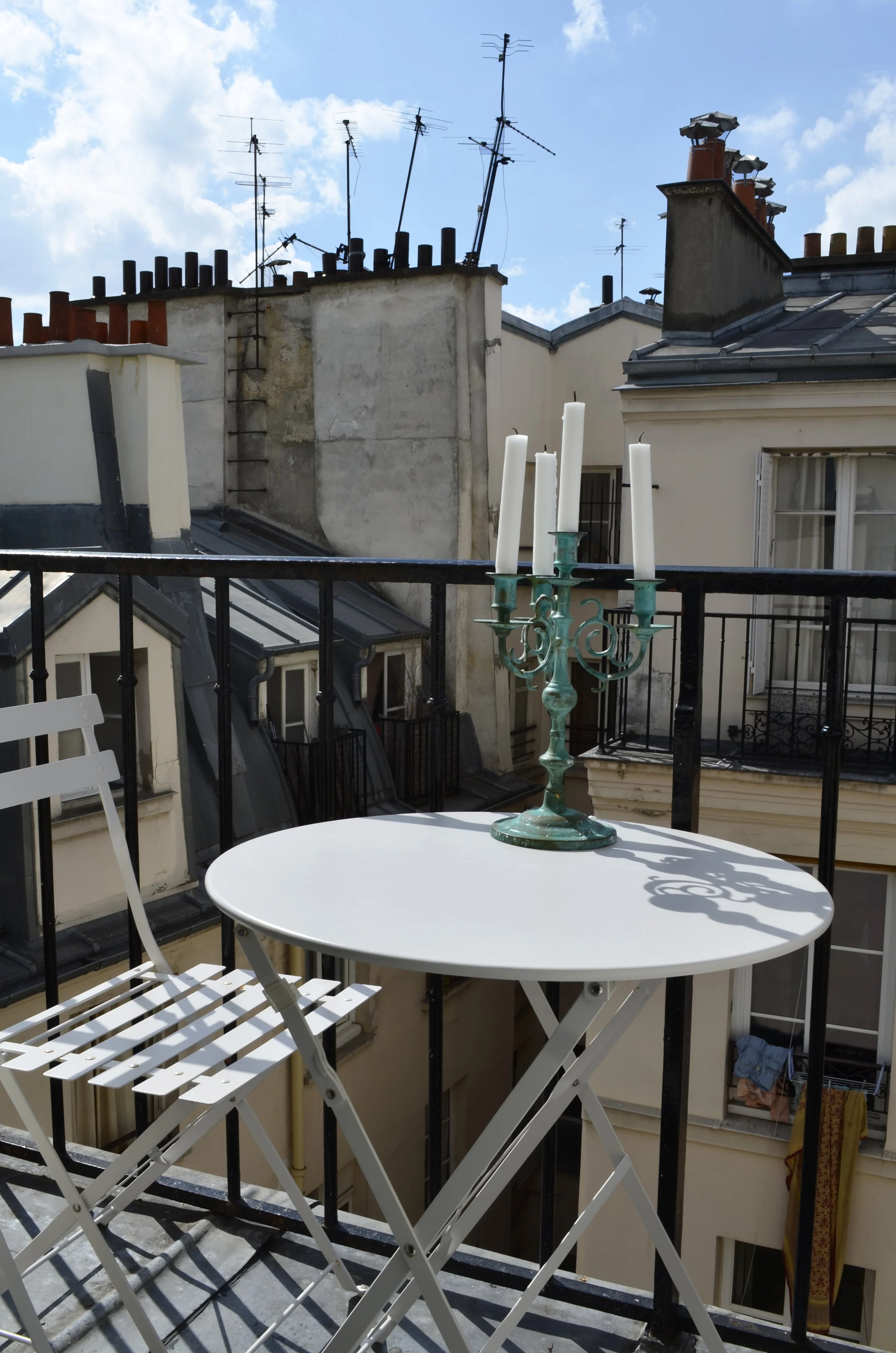 petit-studio-balcon-vue-toit-de-paris-architecture-interieure-bea-buehler.jpg