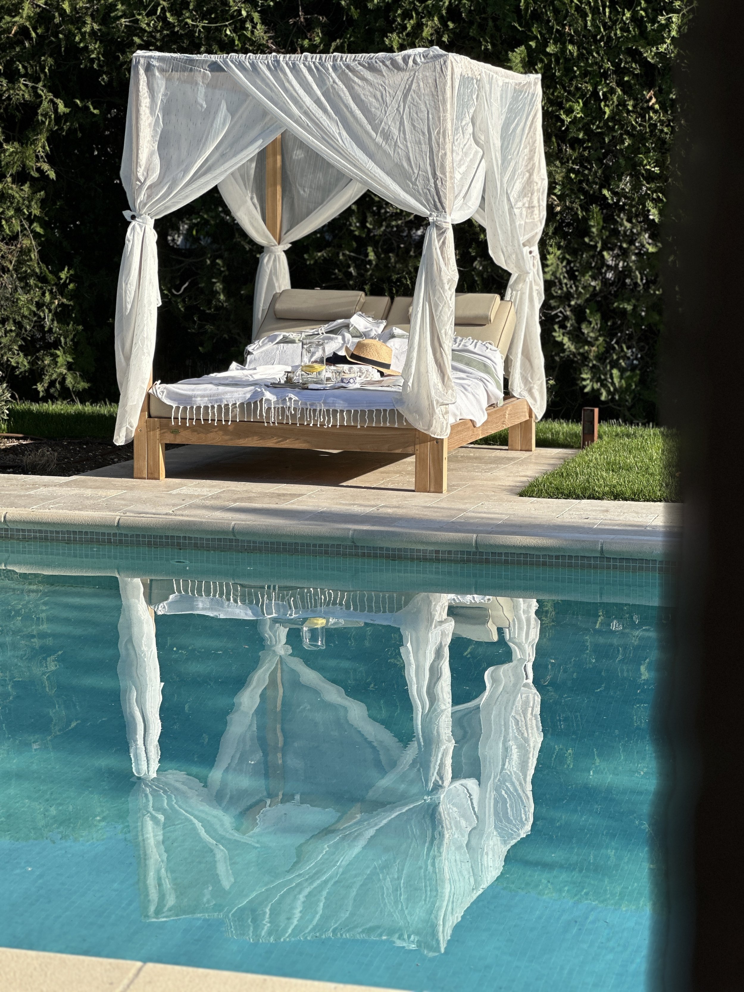 le-lagon-vert-villa-holiday-pool-daybed-provence.JPG
