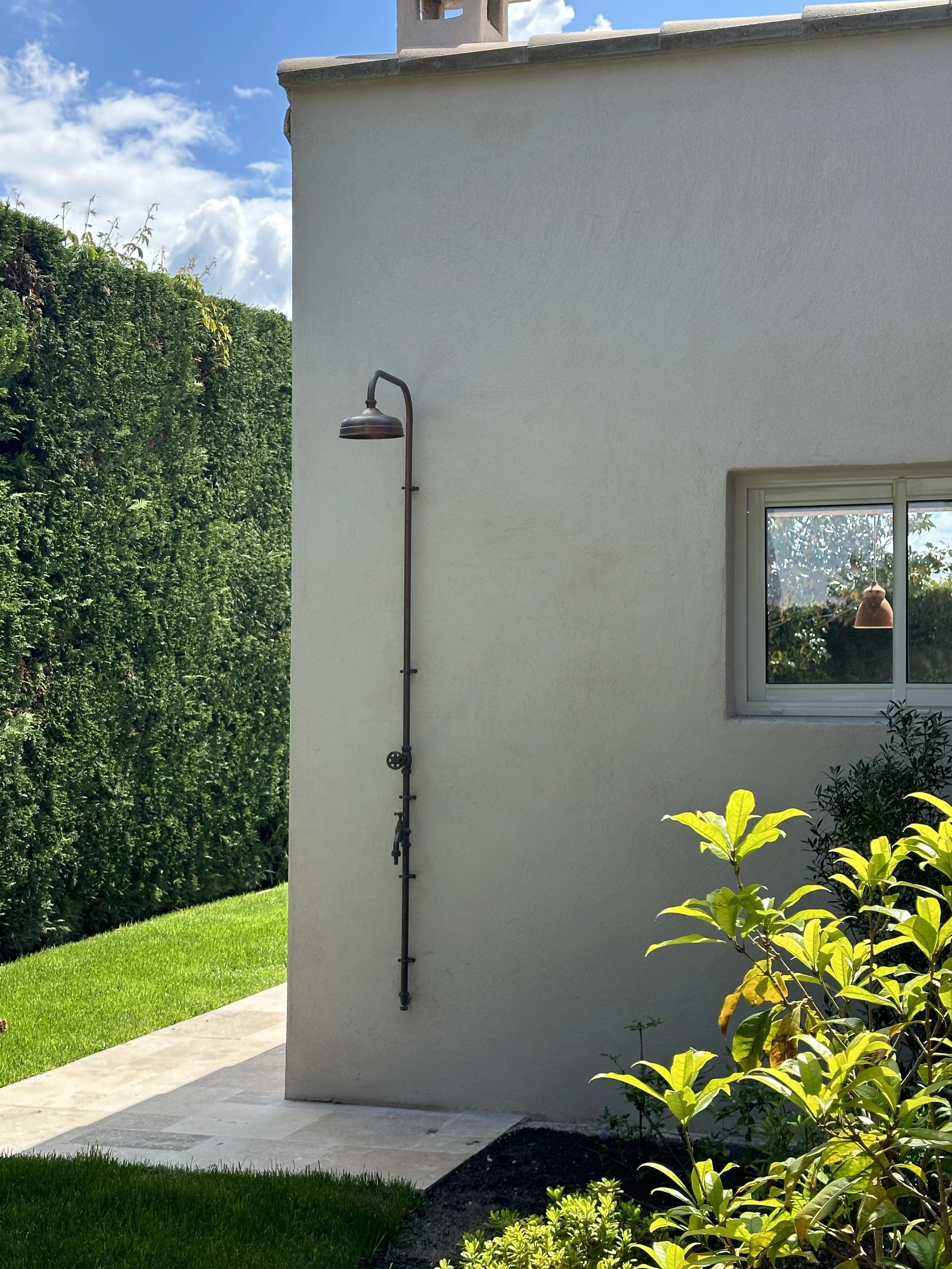 le-lagon-vert-villa-holiday-pool-provence-outdoor-shower.JPG