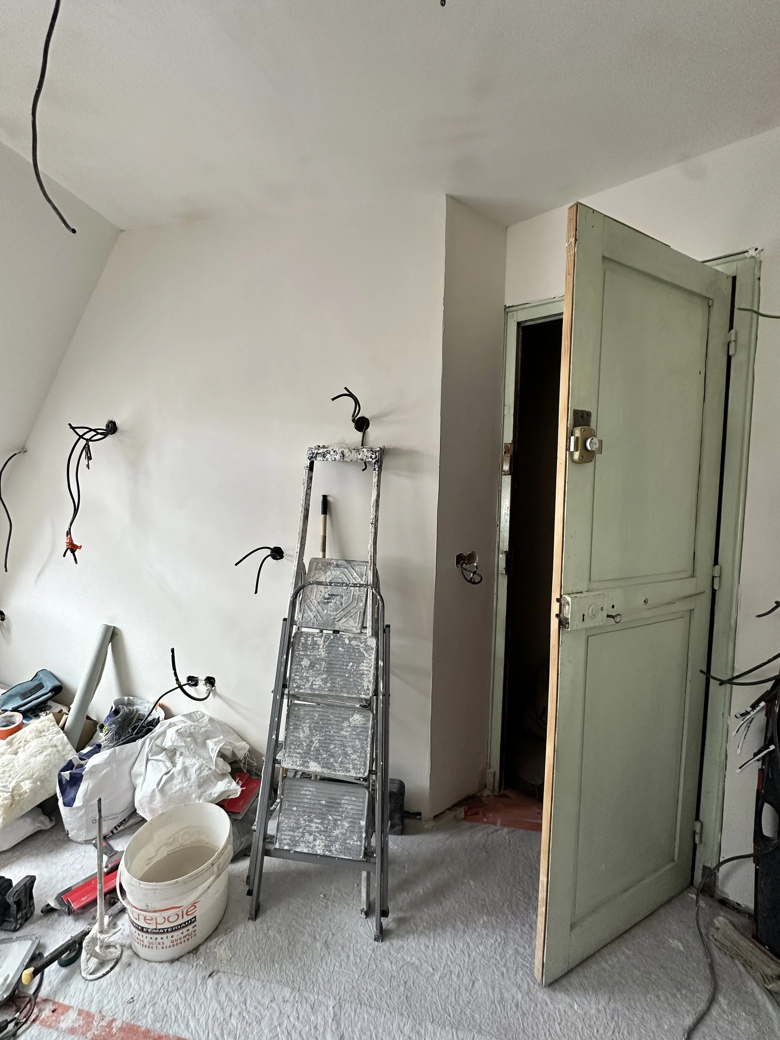 small-studio-renovation-paris-beaubourg-bea-buehler28.JPG