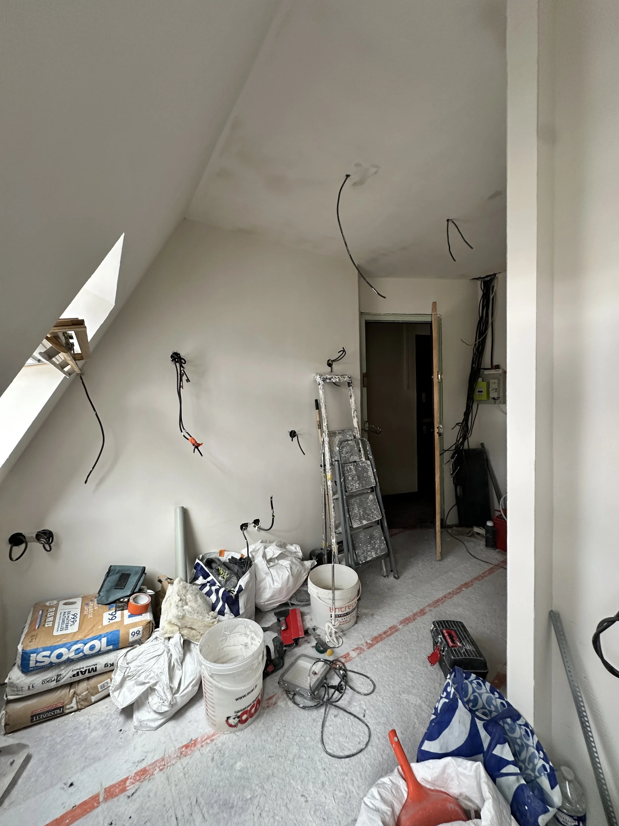 small-studio-renovation-paris-beaubourg-bea-buehler31.JPG
