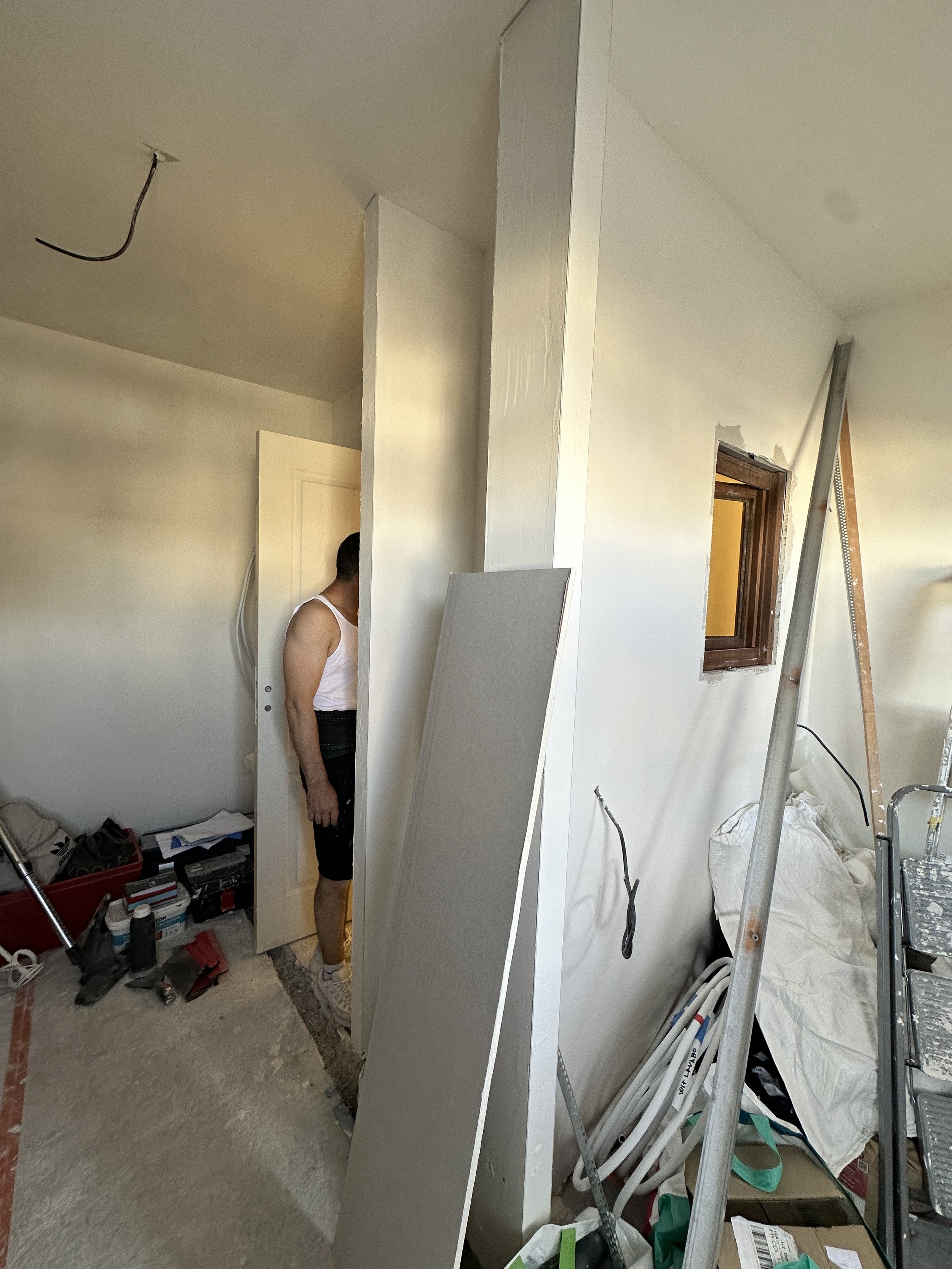 small-studio-renovation-paris-beaubourg-bea-buehler11.JPG