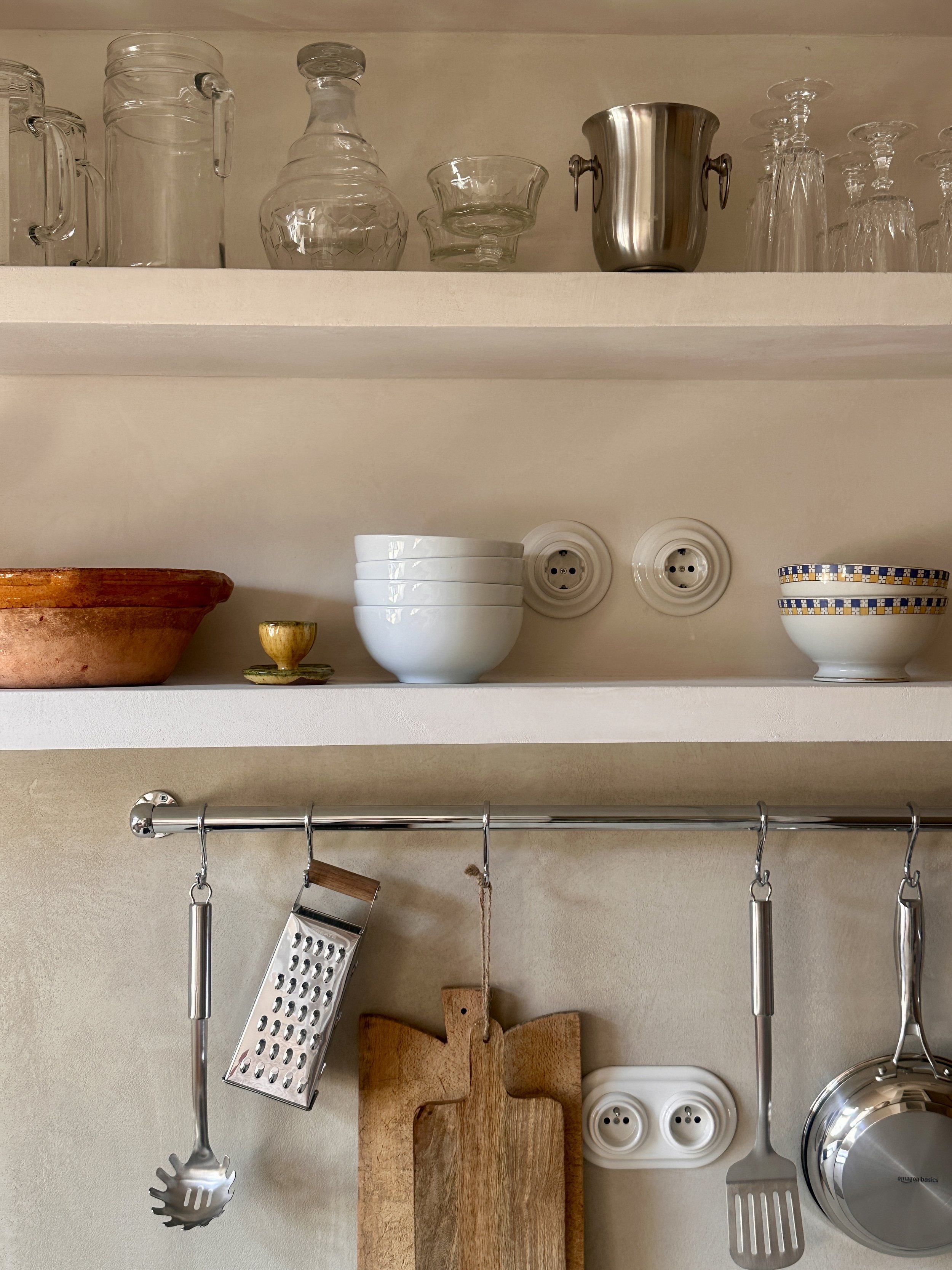 cuisine-etageres-detail-interrupteurs-studio-beabourg-interieur-design-bea-buehler.jpg