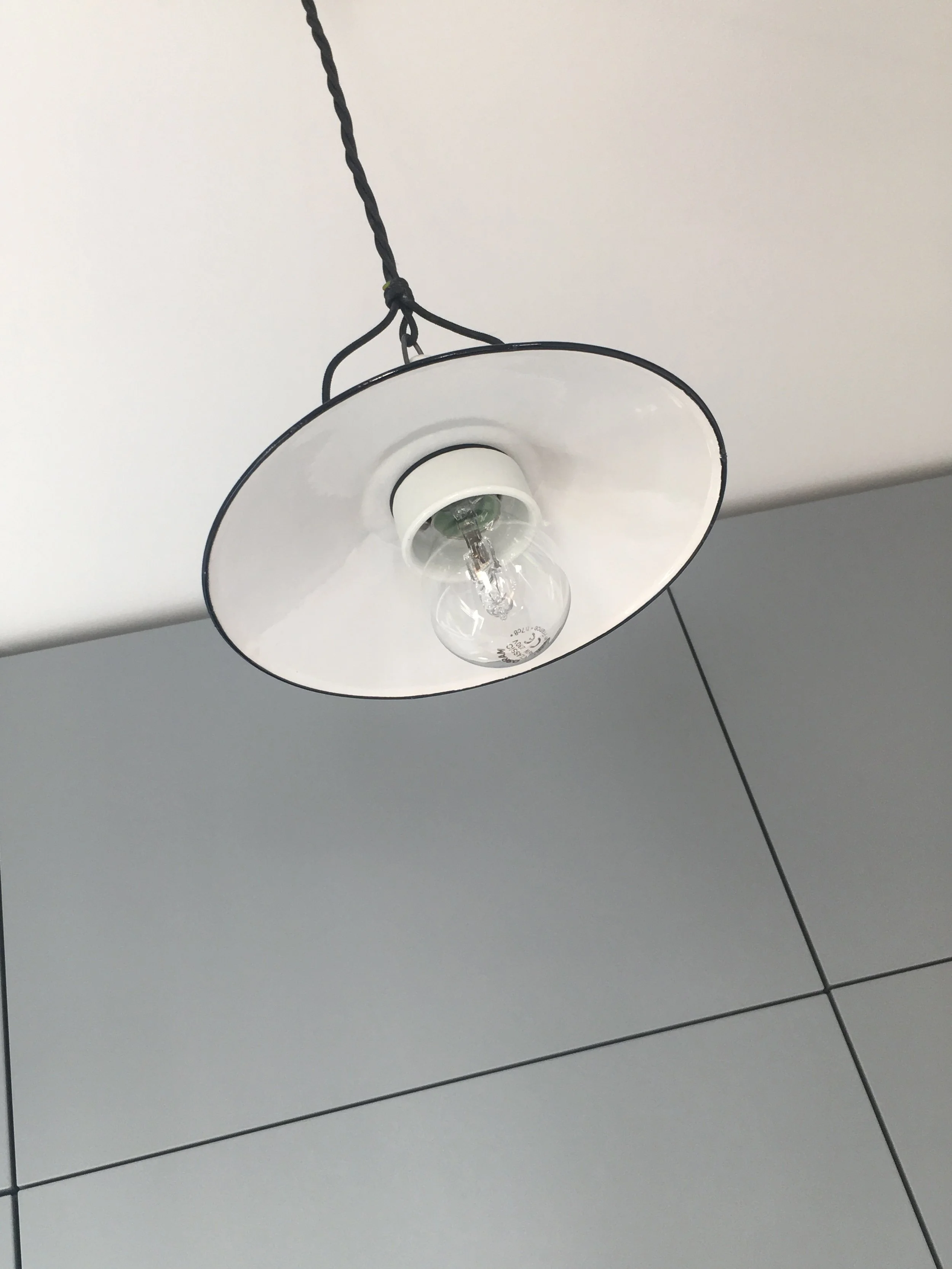 Suspension chinée en émail blanc, détail du plafond et du joint creux
