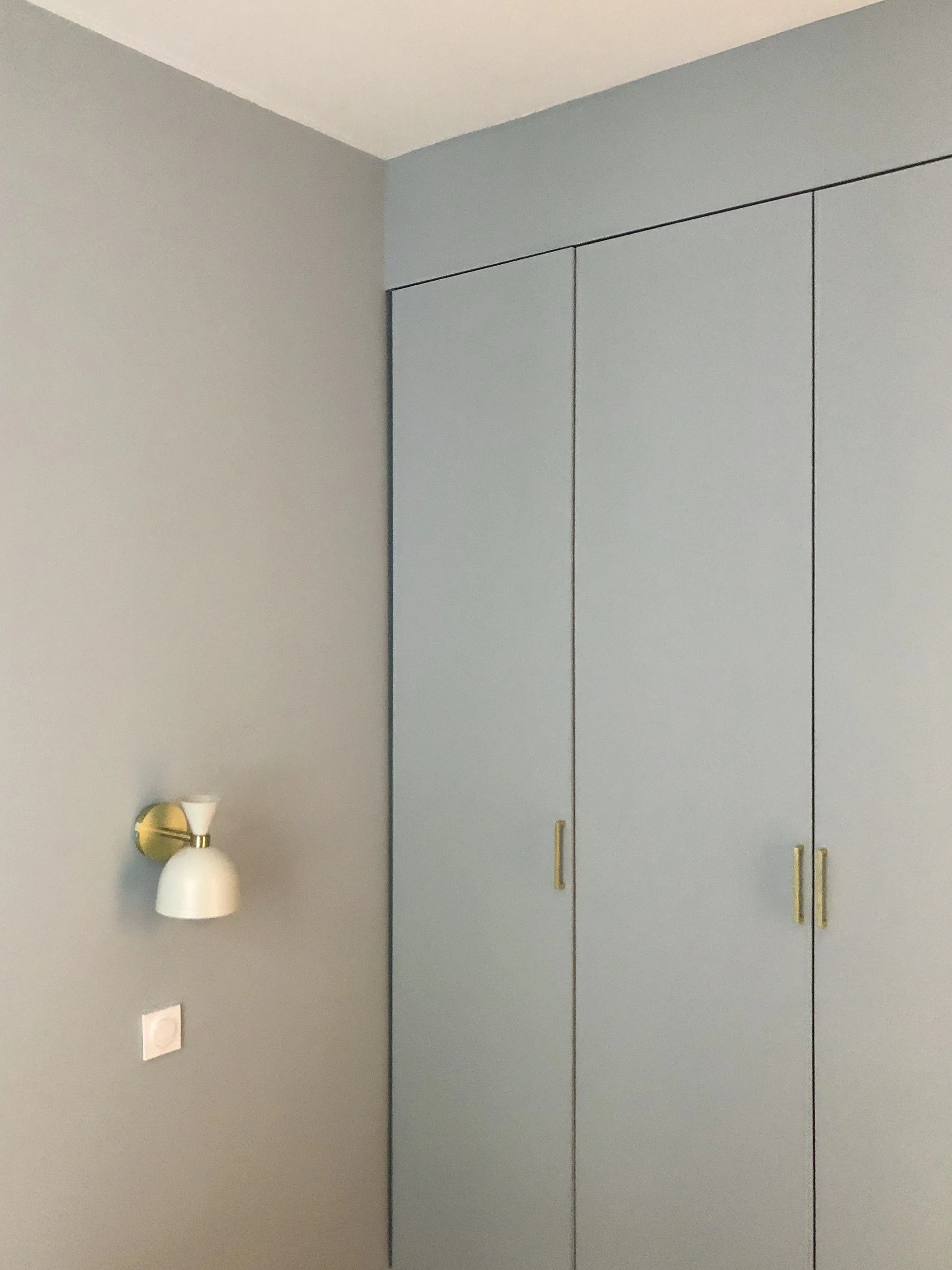 Dressing sur mesure toute hauteur dans la chambre, avec applique en laiton