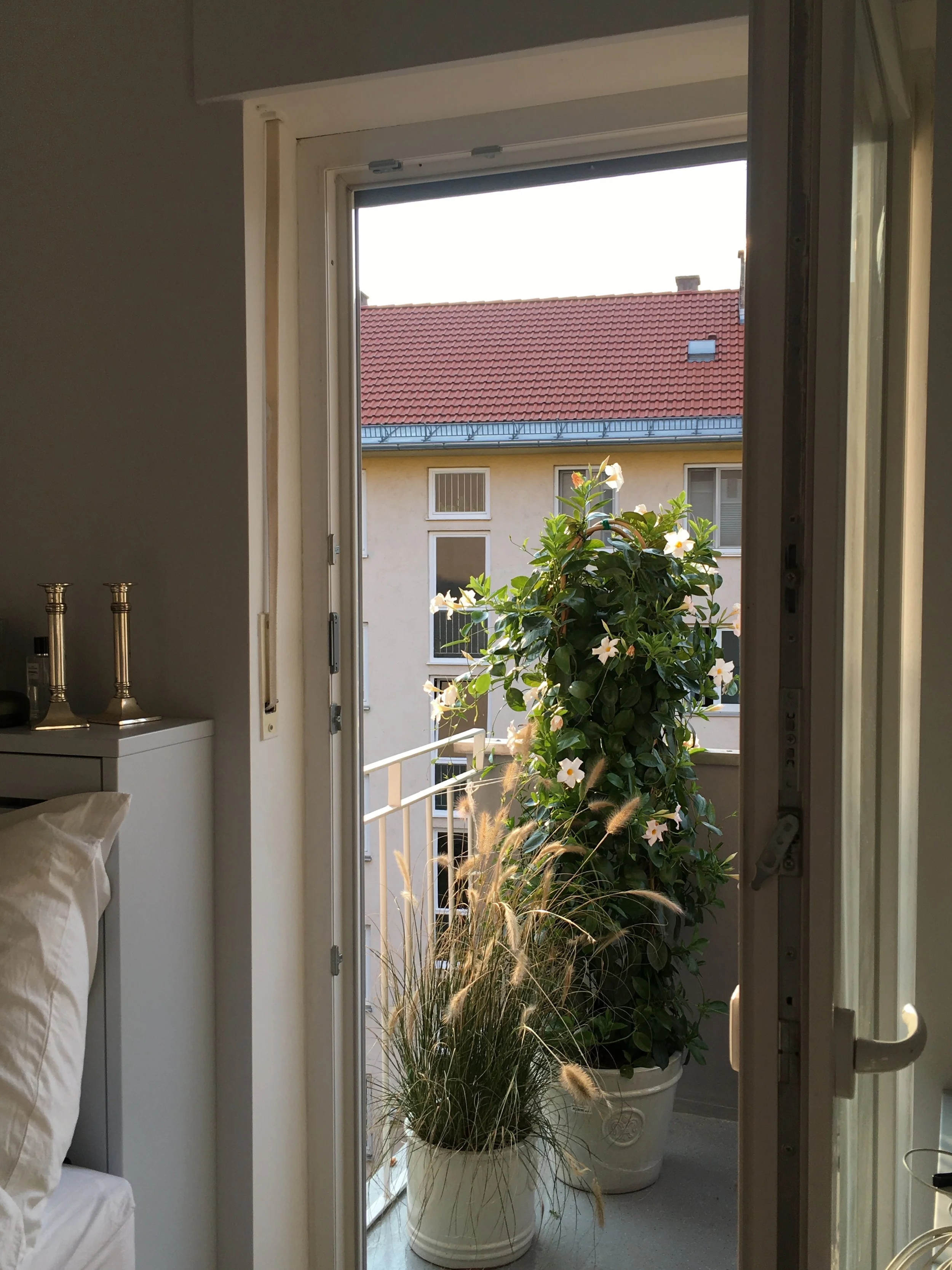 La porte-fenêtre de la chambre ouvre sur le balcon fleuri, véritable pièce à vivre supplémentaire