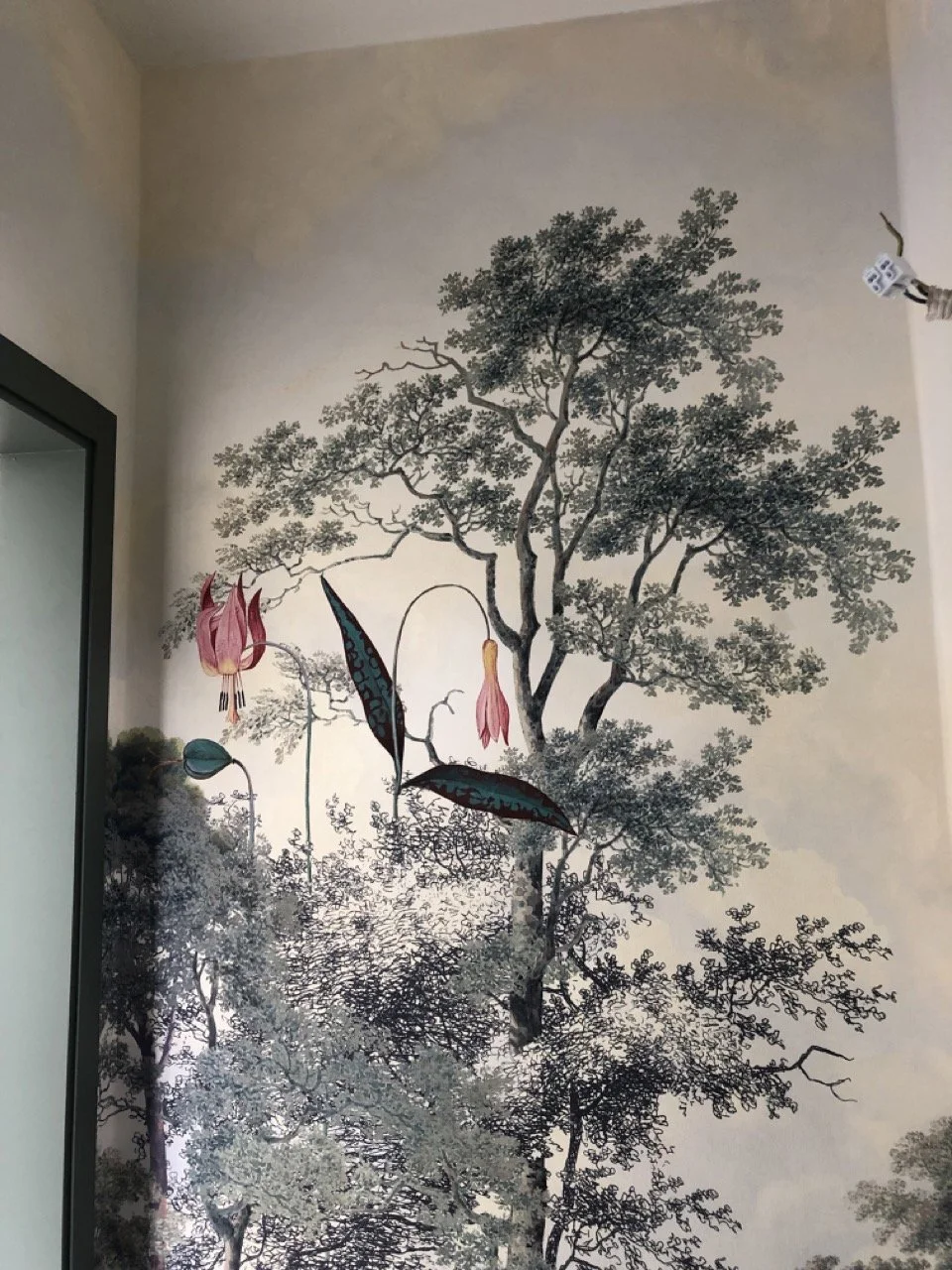 WC des invités : le papier peint panoramique aux arbres déployé sur le mur