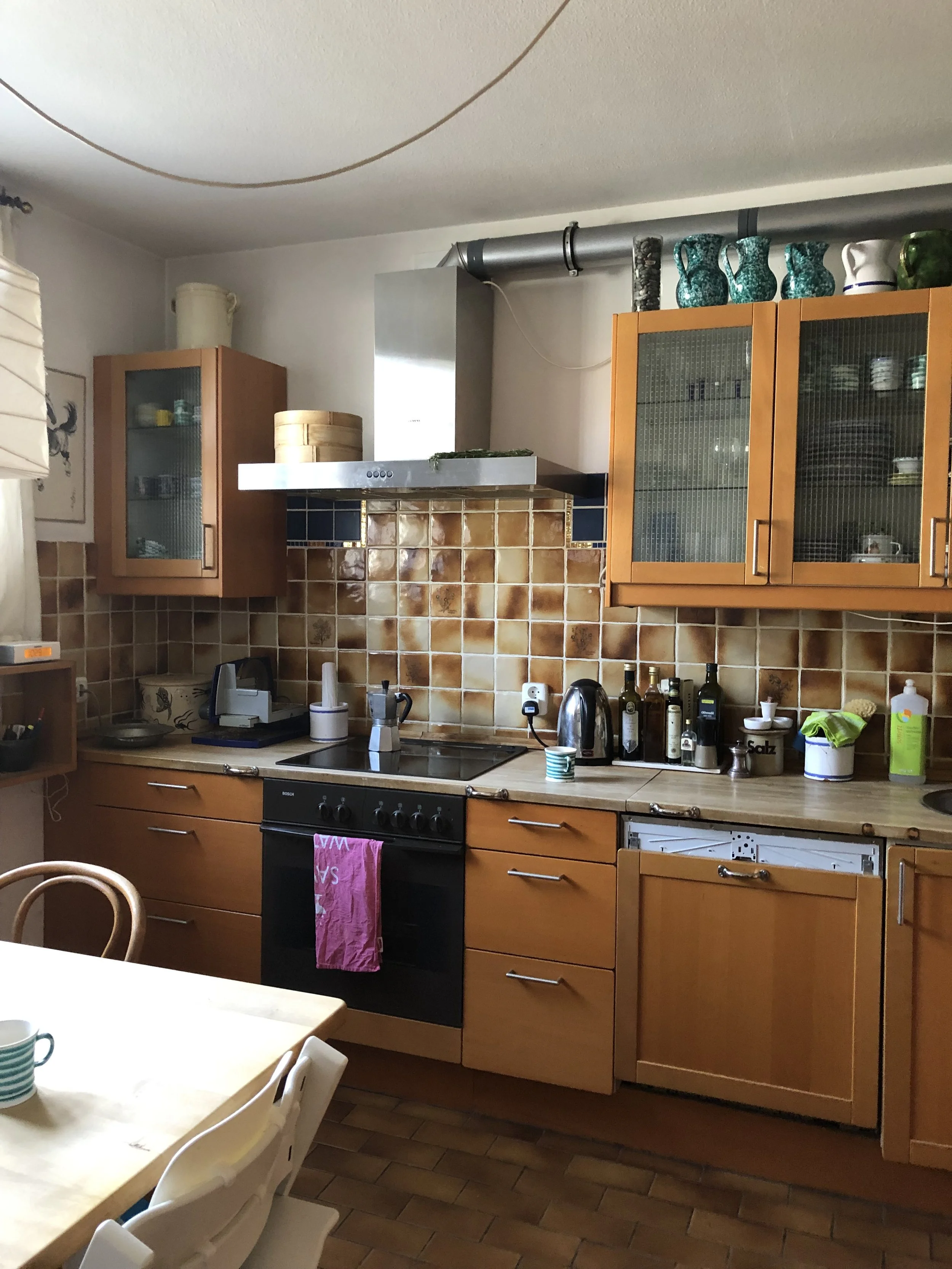 Avant travaux : l'ancienne cuisine en bois et son carrelage d'origine