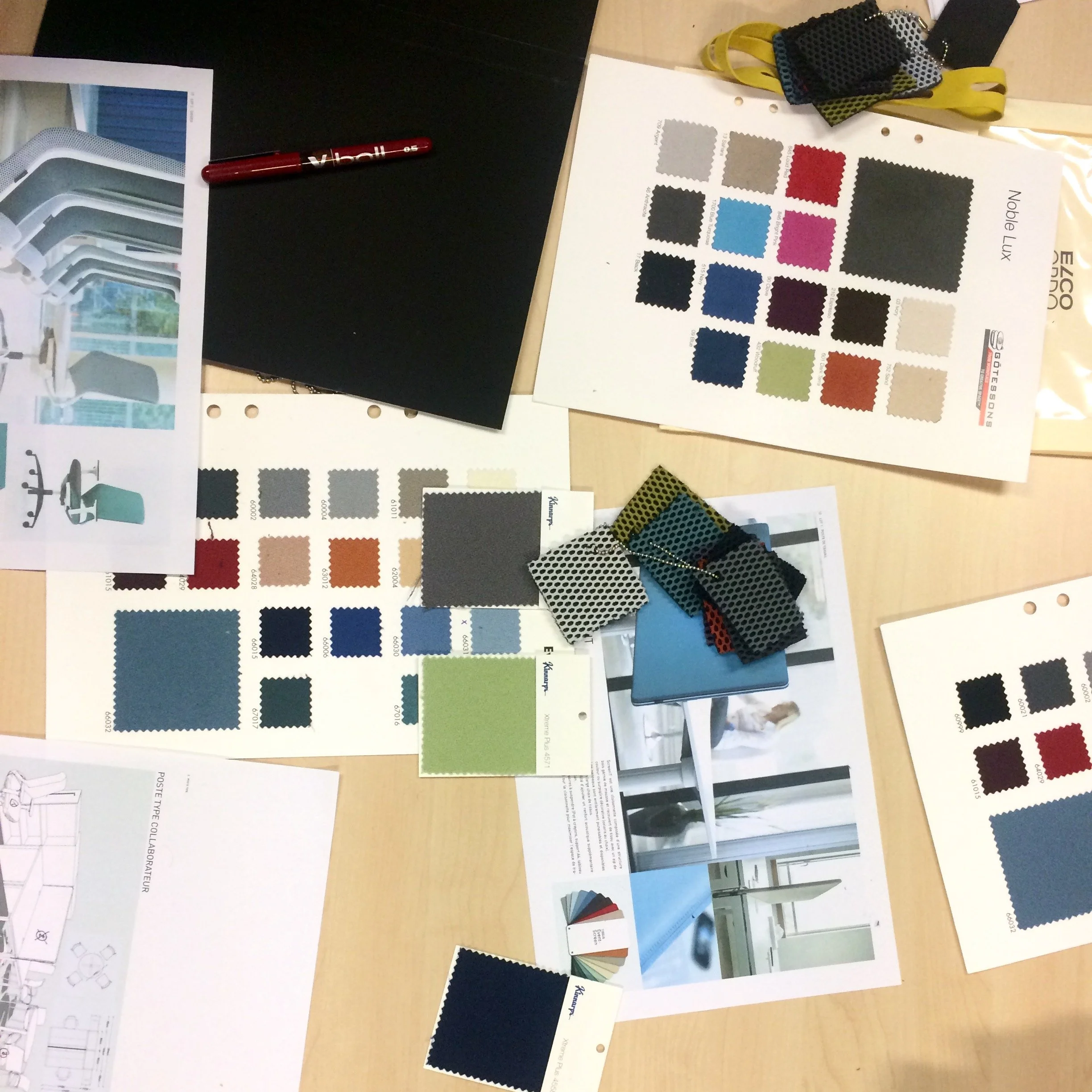 Plan de travail avec échantillons de tissus et coloris (Kinnarps, Gabriel, Gôtessons), croquis de poste de travail collaborateur et fiche fauteuil de bureau, sélection matériaux pour l'aménagement des bureaux OCDE Boulogne