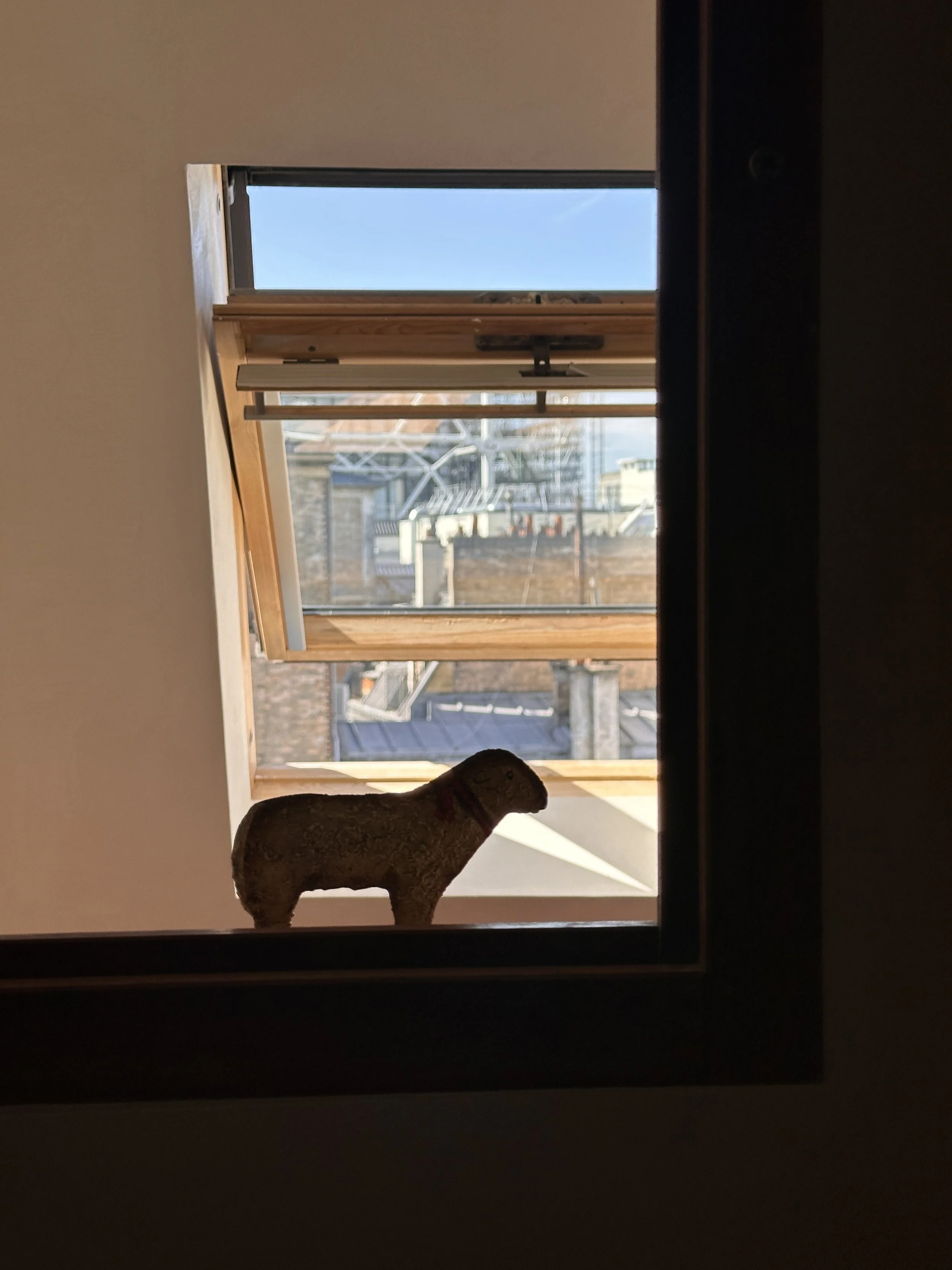 Vue sur le Centre Pompidou à travers la fenêtre chinée ouvrant la salle d'eau