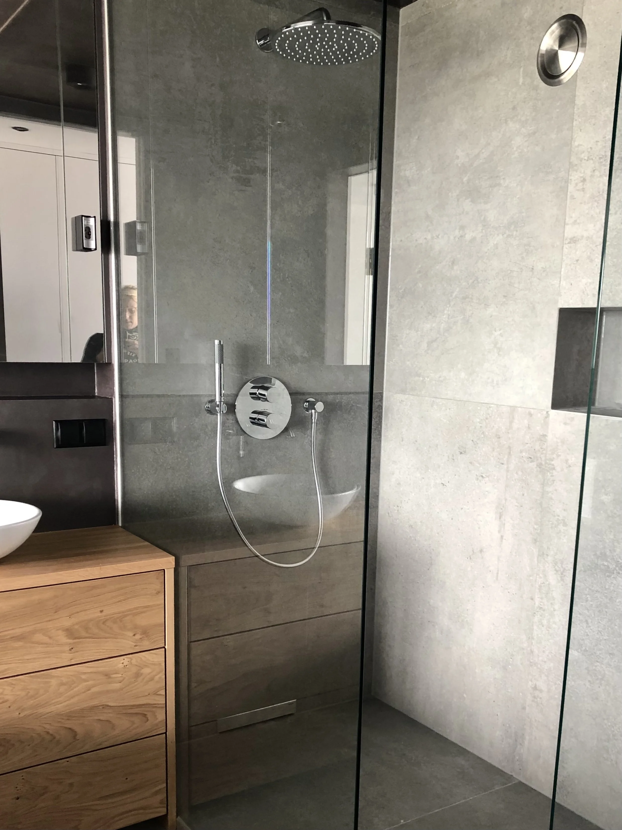 salle de bain renovation gris bois douche inox