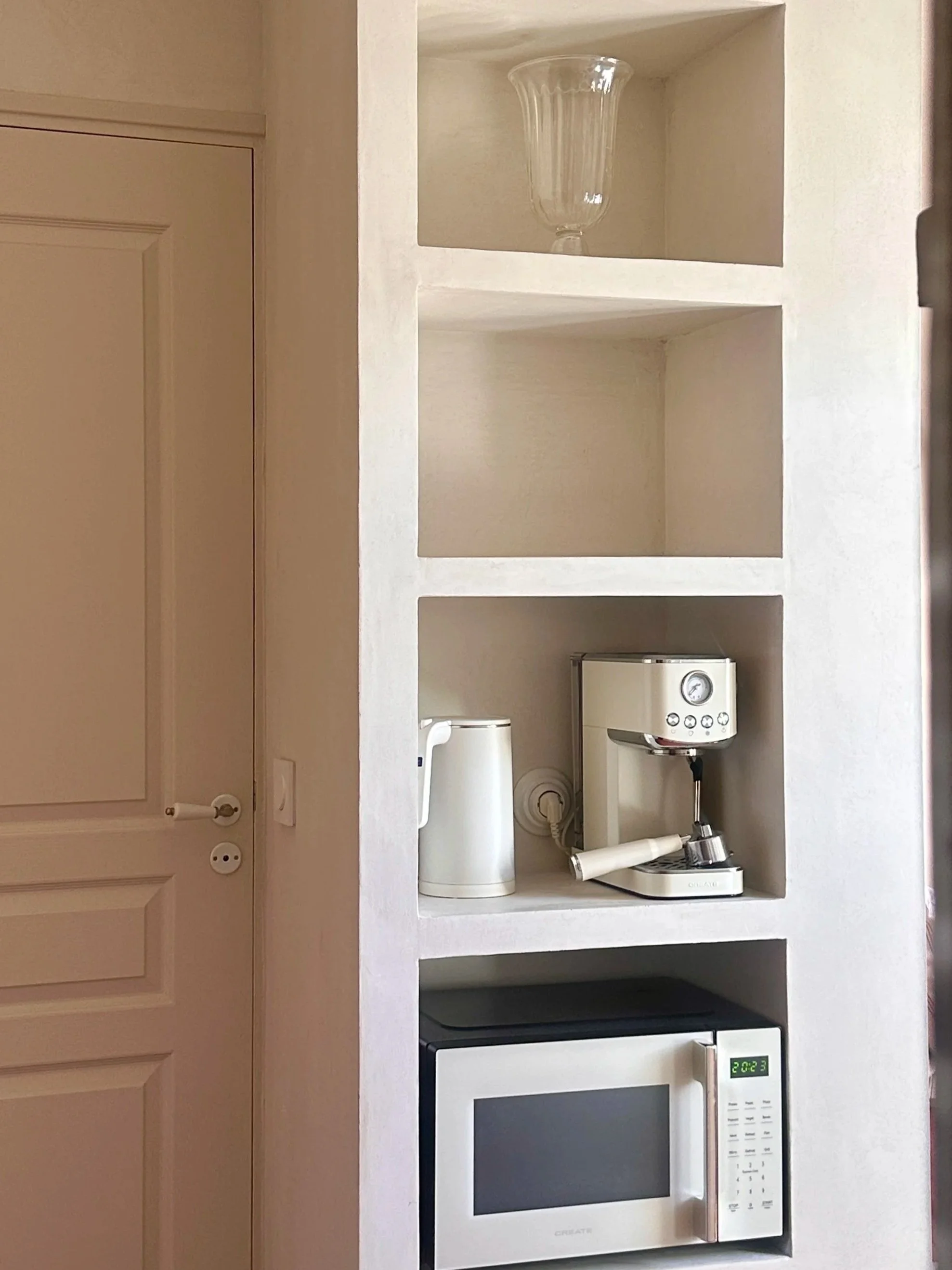 Niche sur mesure accueillant le micro-ondes et la machine expresso