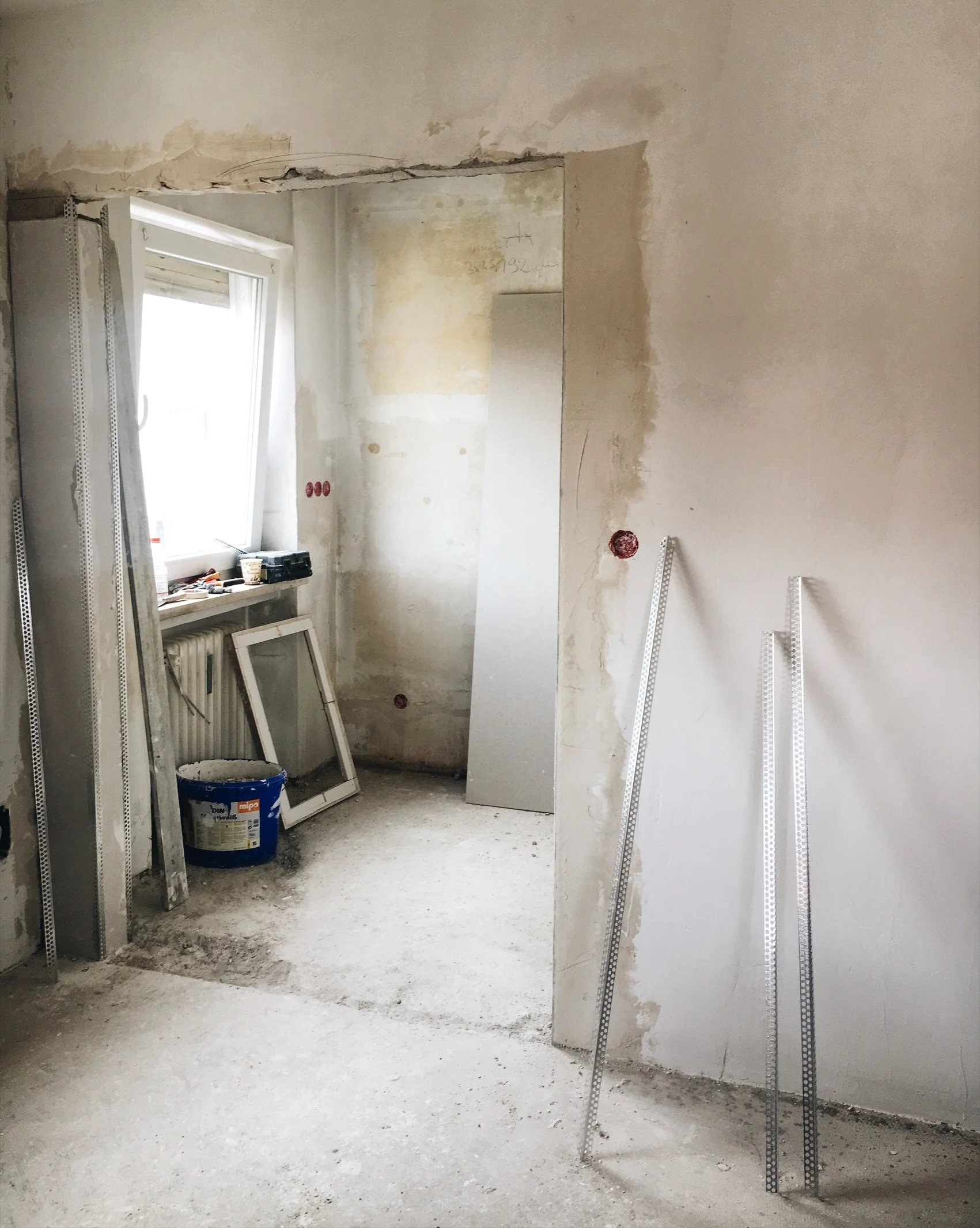 Chantier : l'appartement mis à nu, anciens revêtements déposés avant la rénovation complète