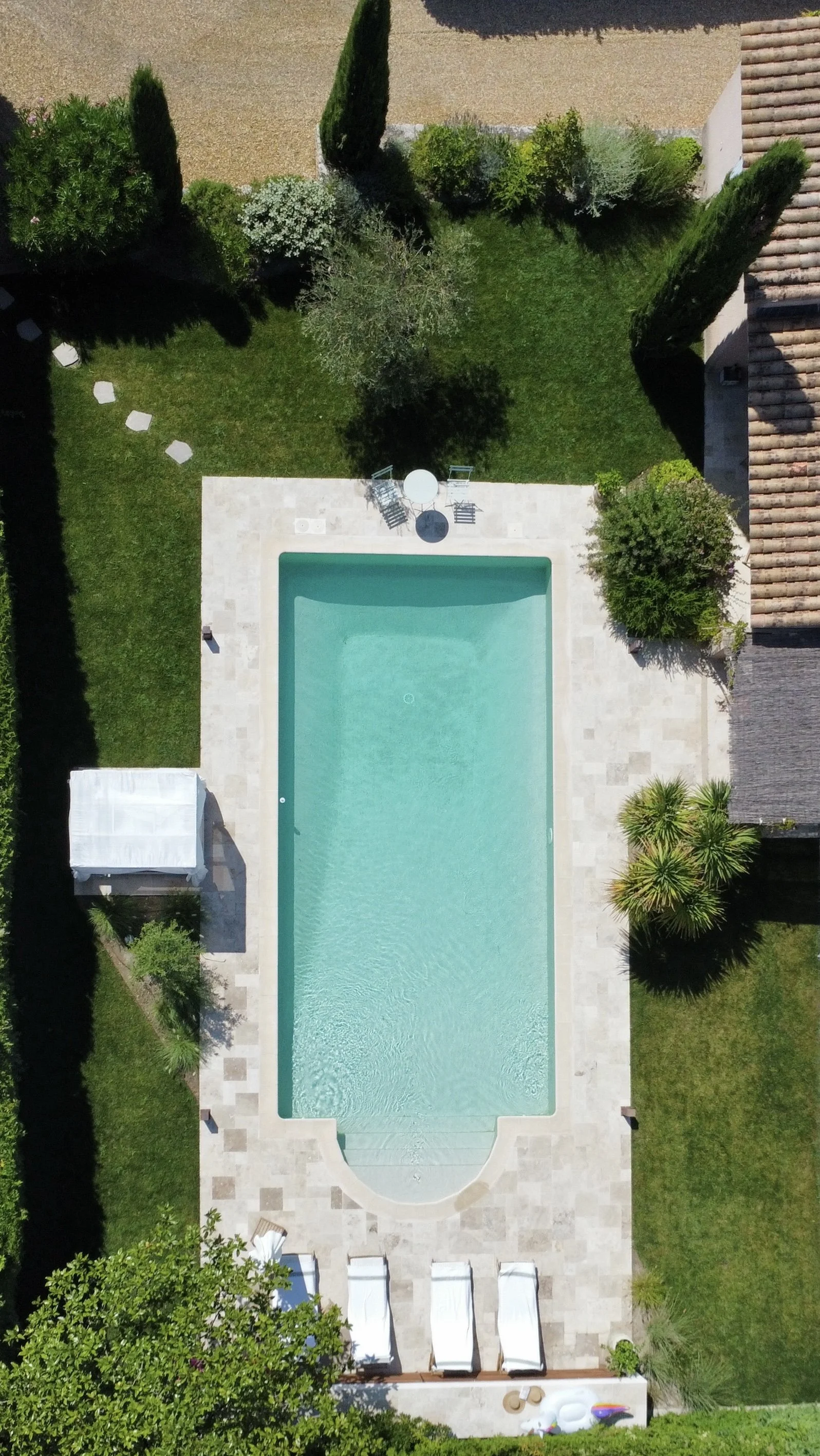 Vue aérienne de la piscine, de la terrasse et du jardin repensé de la villa