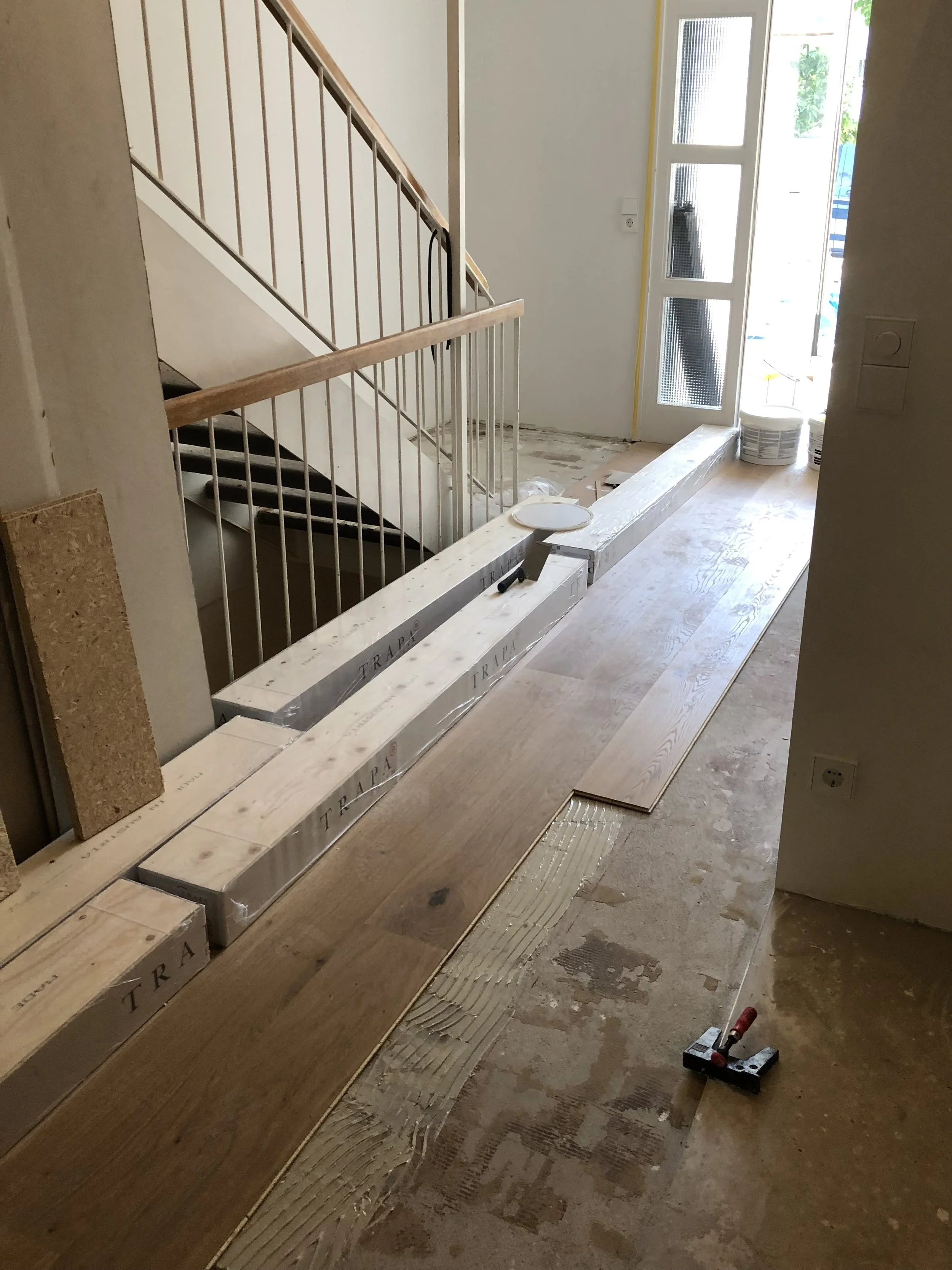 Chantier : pose du parquet en chêne bio huilé au pied de l'escalier