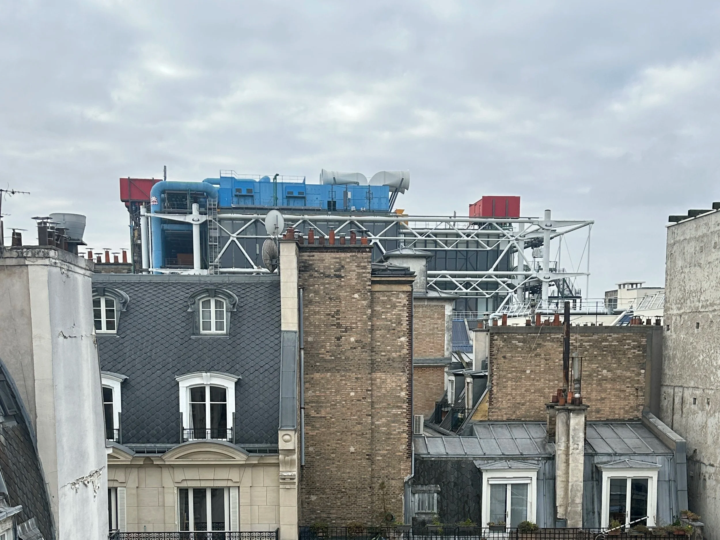 Vue sur le Centre Pompidou depuis le studio rénové, Paris 3e