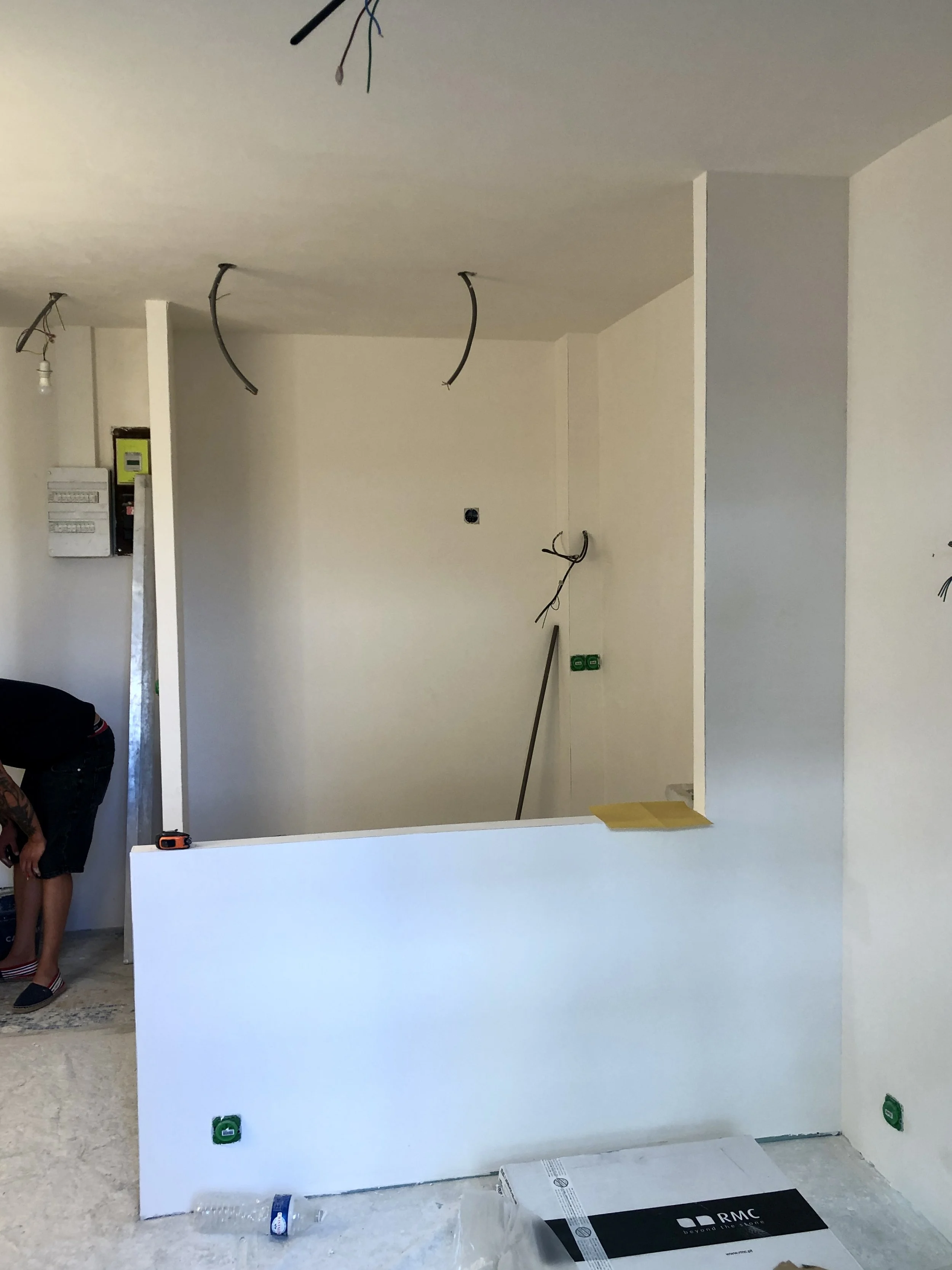 Chantier : nouvelles cloisons montées et électricité tirée pour la nouvelle distribution des pièces